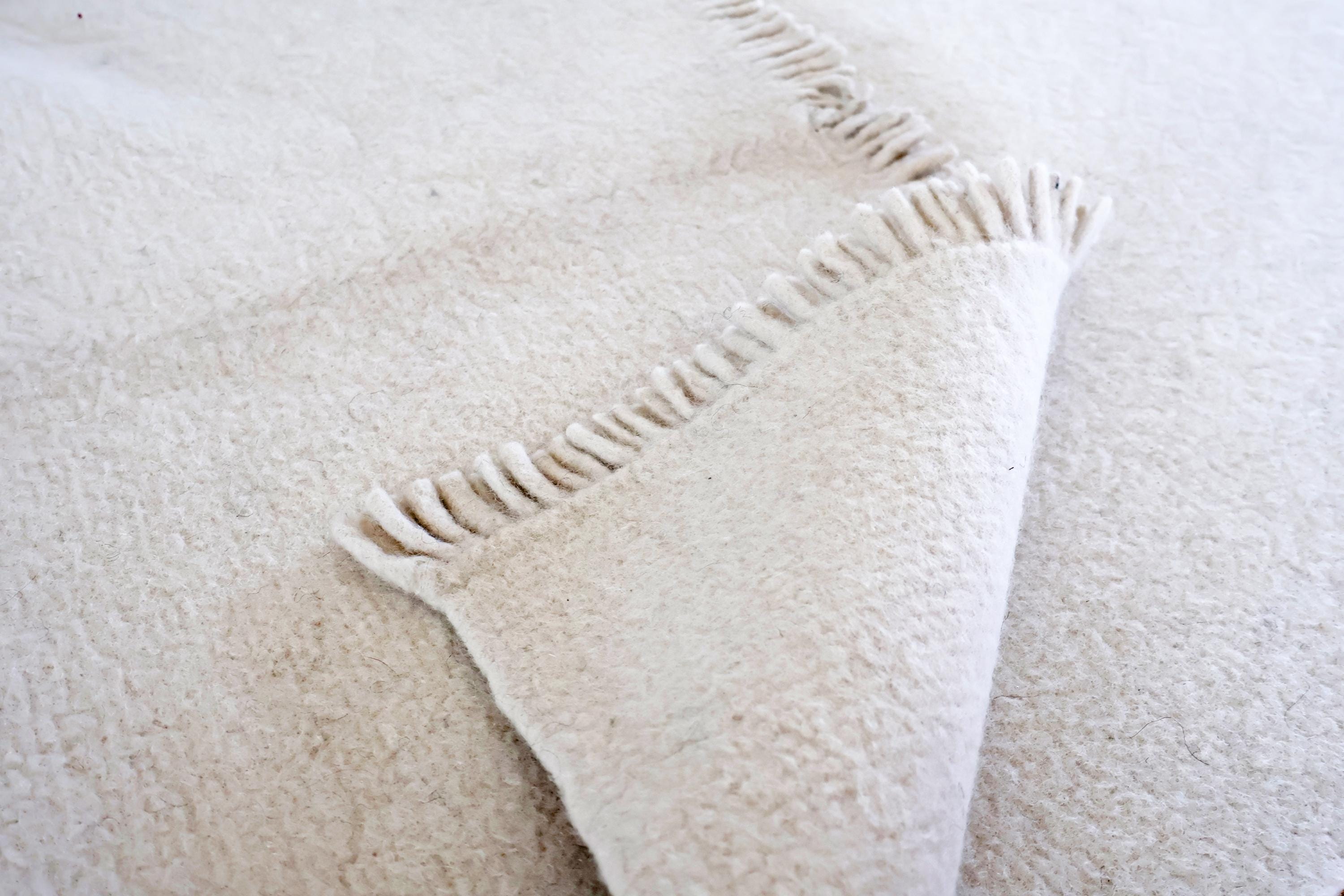 Handgewebter Radhi Teppich in Creme – Ungefärbte Wolle | Fair Trade Wollteppich aus Nepal | Minimalistischer Natur Teppich I Wohnzimmer