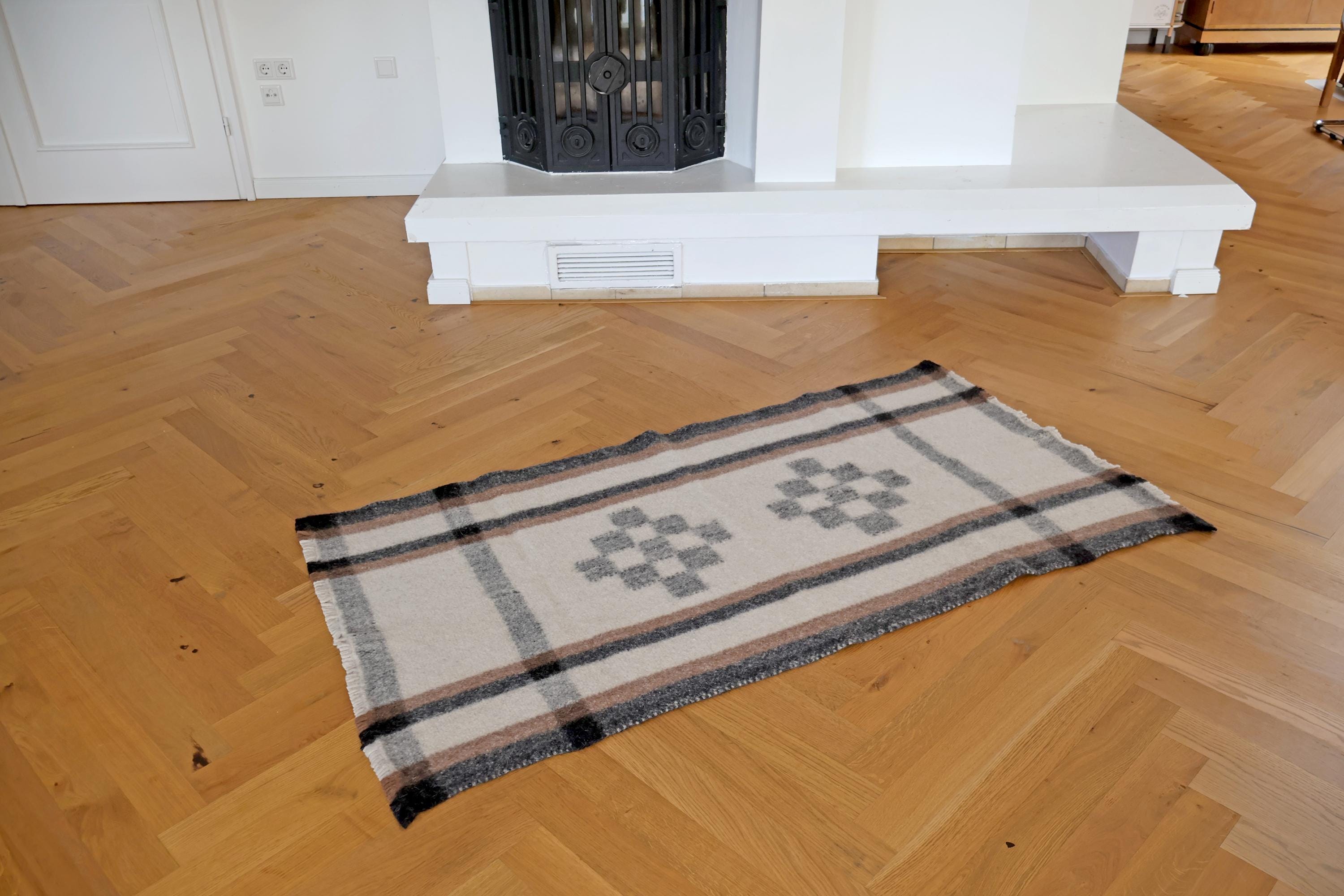 Handgewebter Radhi Teppich mit traditionellem Muster, Ungefärbte Wolle | Wollteppich aus Nepal | Minimalistischer Natur Teppich I Wohnzimmer