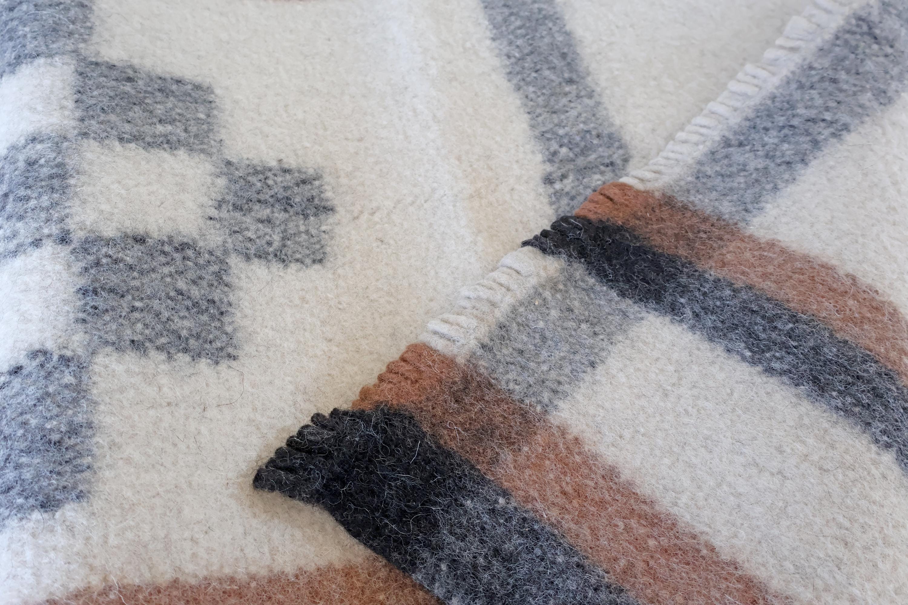 Handgewebter Radhi Teppich mit traditionellem Muster, Ungefärbte Wolle | Wollteppich aus Nepal | Minimalistischer Natur Teppich I Wohnzimmer