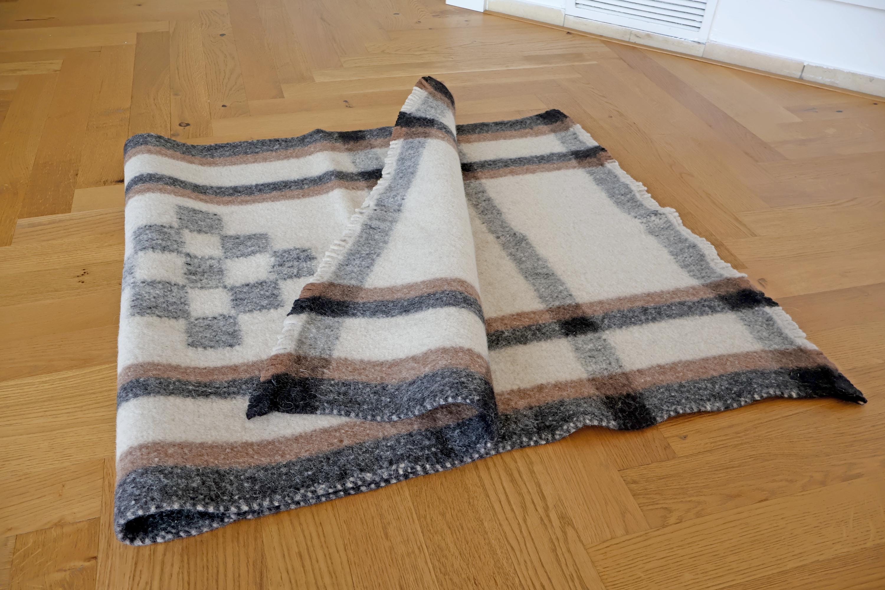 Handgewebter Radhi Teppich mit traditionellem Muster, Ungefärbte Wolle | Wollteppich aus Nepal | Minimalistischer Natur Teppich I Wohnzimmer