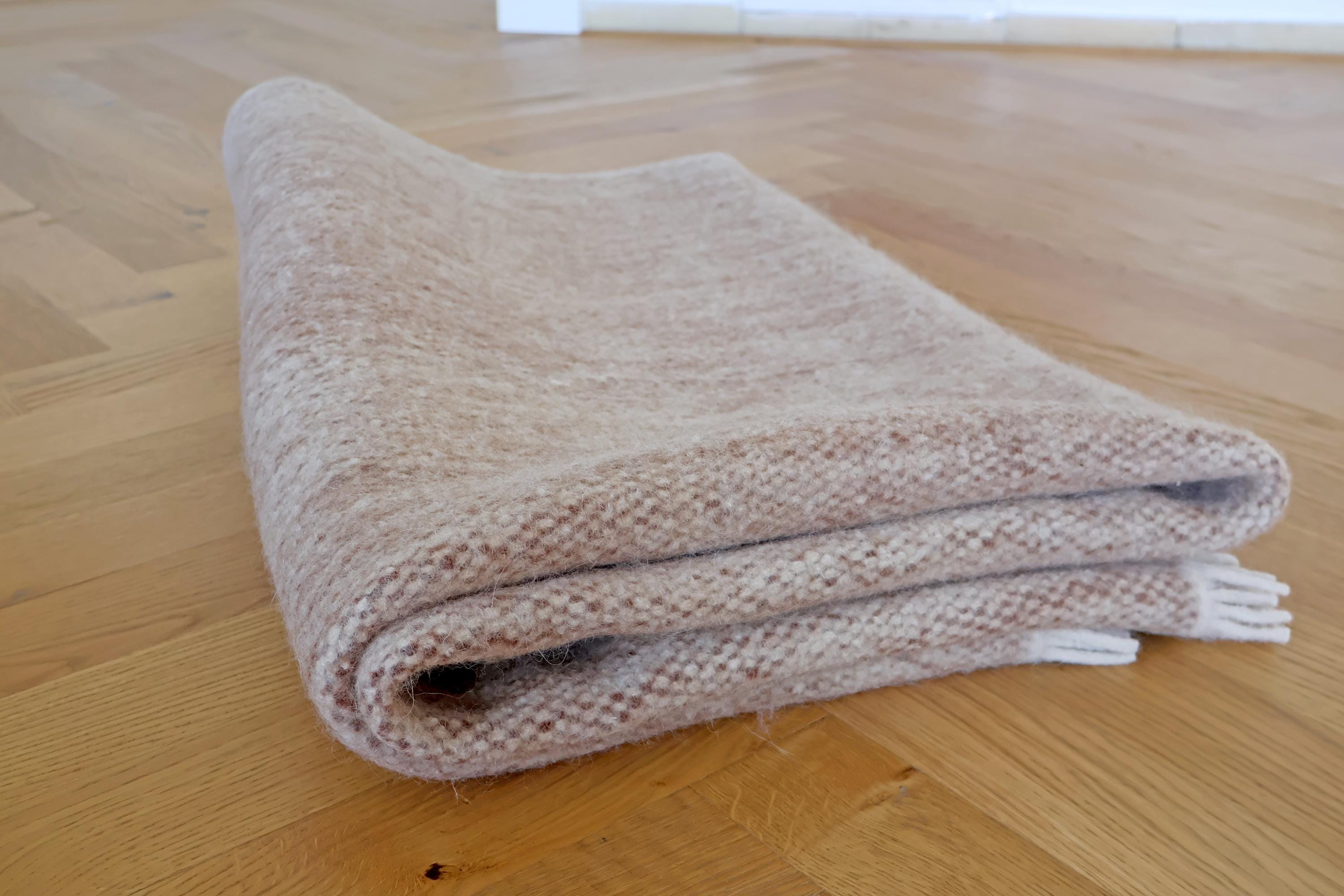 Handgewebter Radhi Teppich aus Nepal – Beige | Fair Trade Wollteppich | Minimalistischer Boho Teppich | Natur Teppich Wohnzimmer