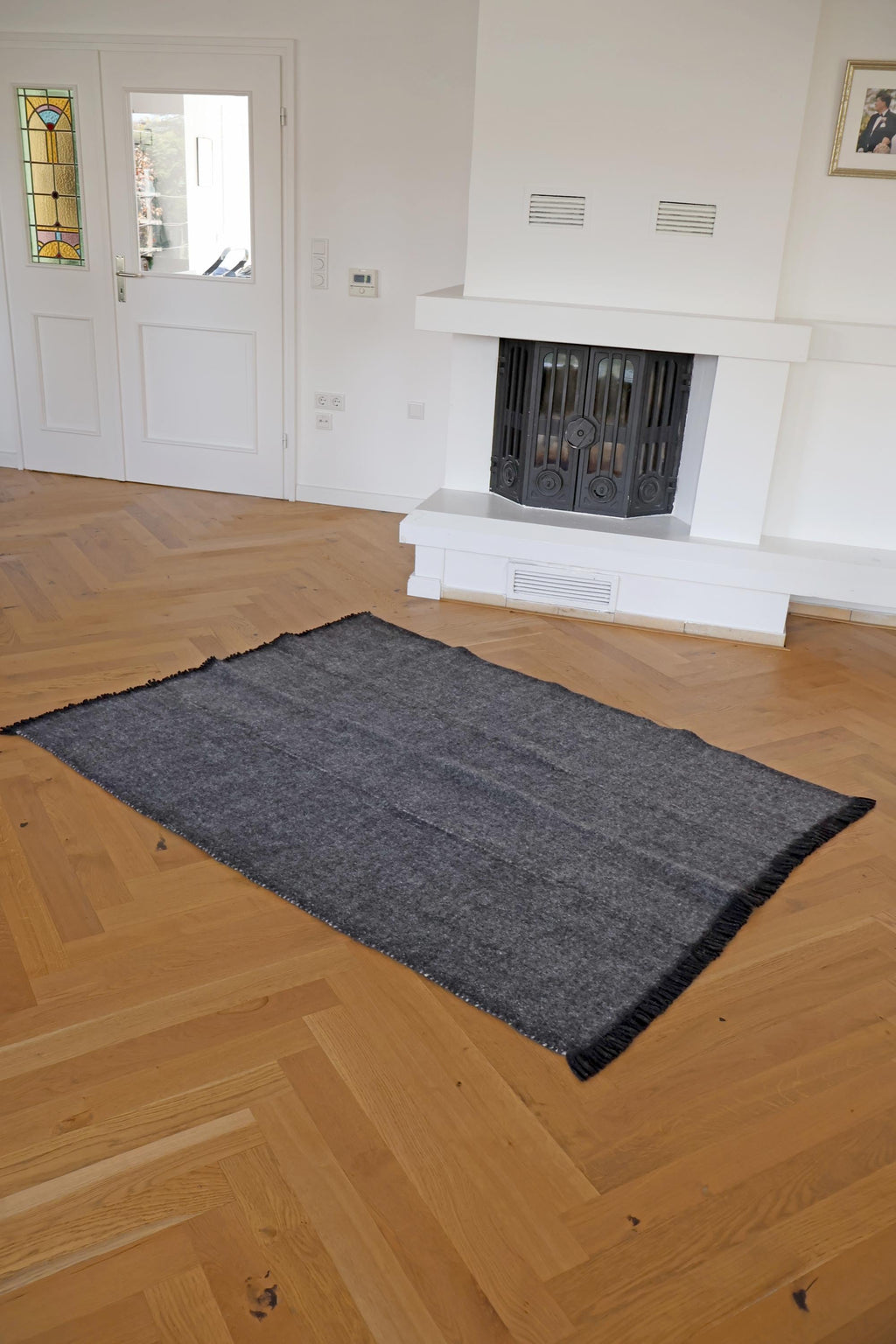 Handgewebter Radhi Teppich aus Nepal – Dunkelgrau | Fair Trade Wollteppich | Minimalistischer Boho Teppich | Natur Teppich Wohnzimmer
