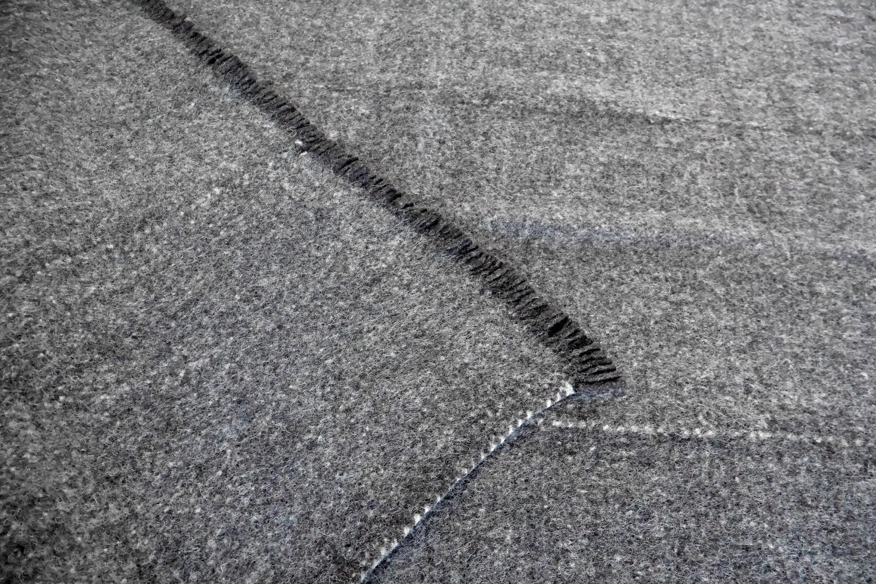 Handgewebter Radhi Teppich aus Nepal – Dunkelgrau | Fair Trade Wollteppich | Minimalistischer Boho Teppich | Natur Teppich Wohnzimmer