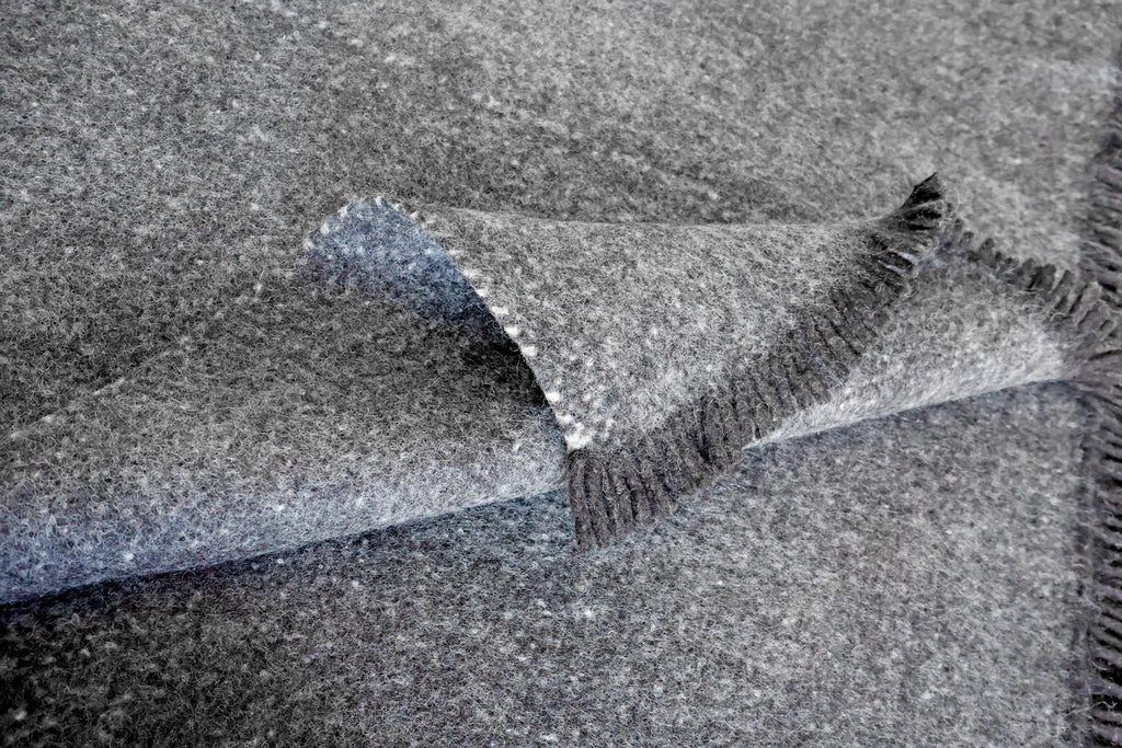 Handgewebter Radhi Teppich aus Nepal – Dunkelgrau | Fair Trade Wollteppich | Minimalistischer Boho Teppich | Natur Teppich Wohnzimmer