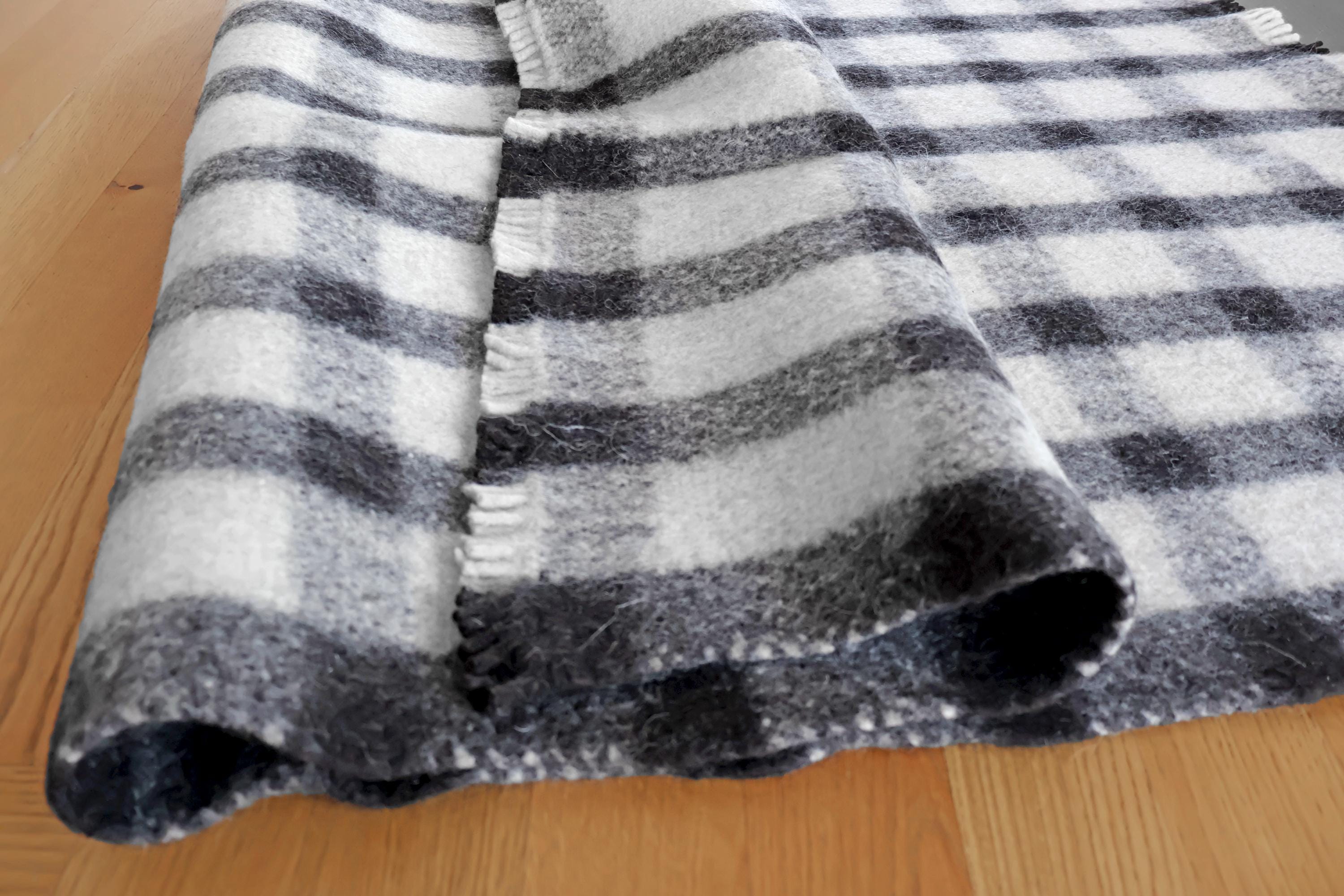 Handgewebter Radhi Teppich mit traditionellem Muster, Ungefärbte Wolle | Wollteppich aus Nepal | Minimalistischer Natur Teppich I Karo