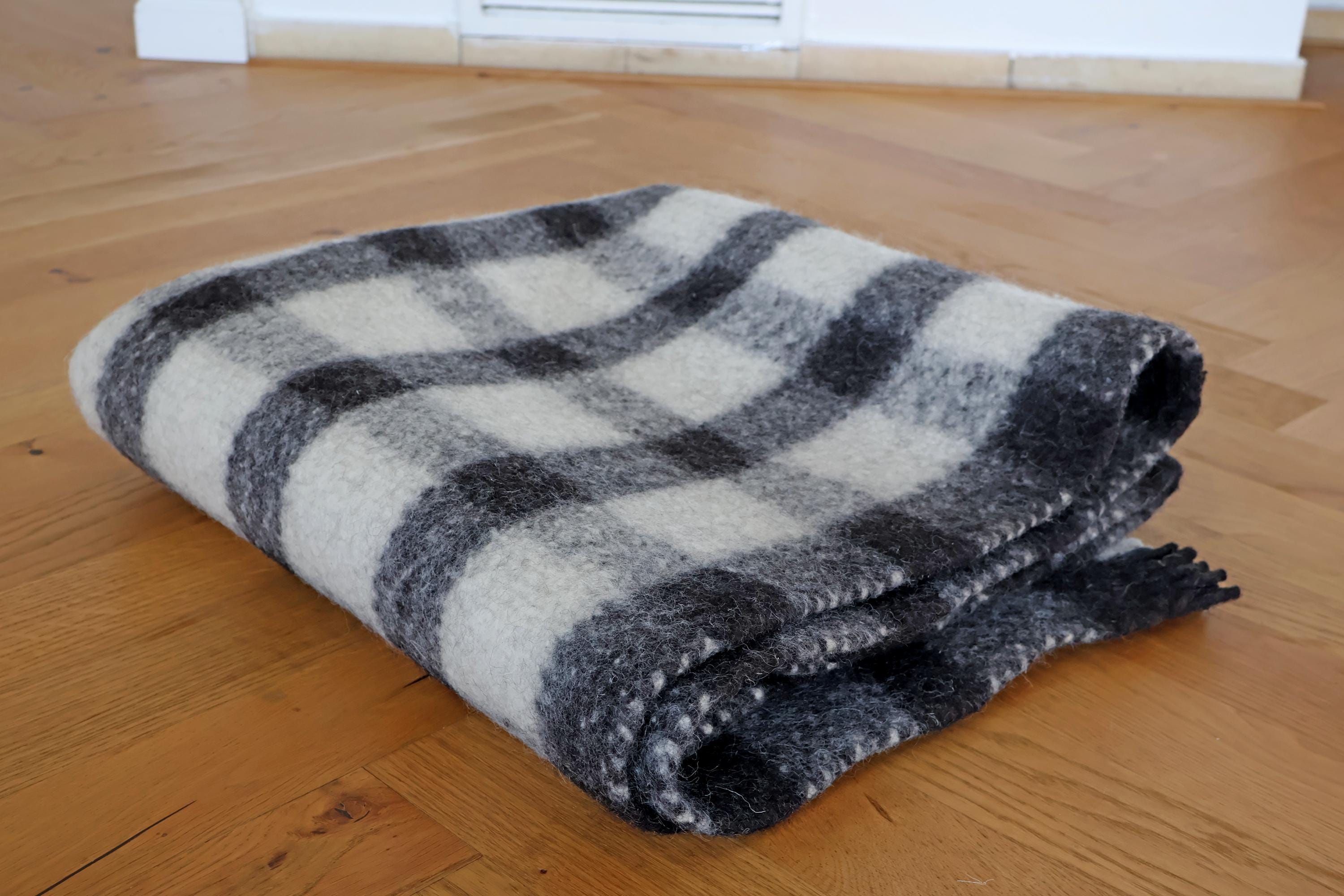 Handgewebter Radhi Teppich mit traditionellem Muster, Ungefärbte Wolle | Wollteppich aus Nepal | Minimalistischer Natur Teppich I Karo