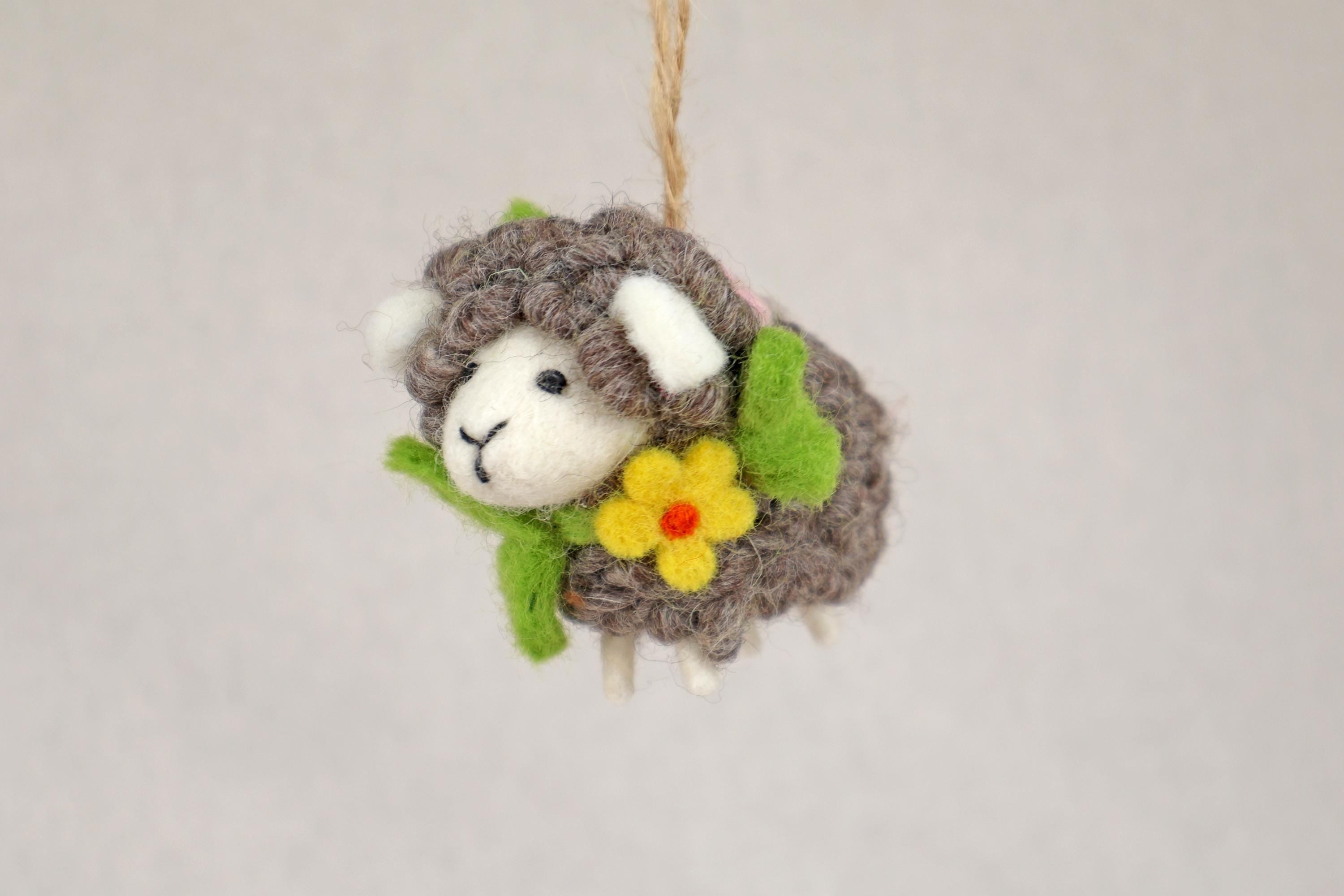 Anhänger Schaf mit Blumenkranz I Frühlingsdeko I Osterdeko I Christbaumschmuck Weihnachtsdeko I Winter Weihnachtsbaum I Weihnachtsschaf