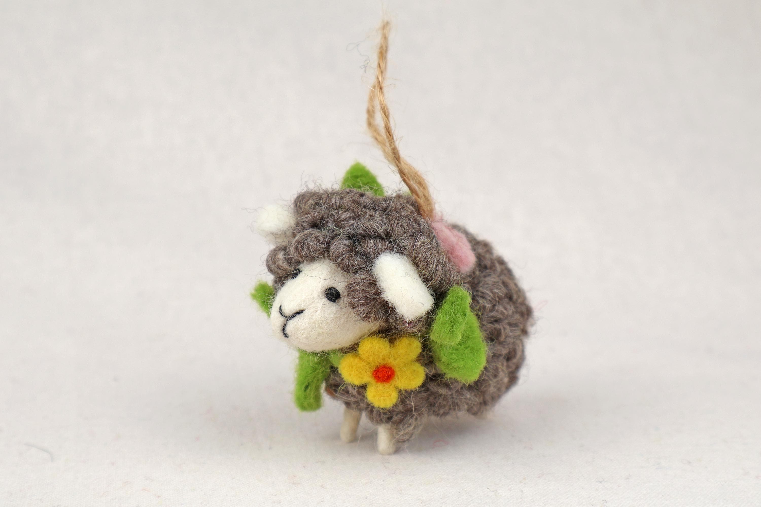 Anhänger Schaf mit Blumenkranz I Frühlingsdeko I Osterdeko I Christbaumschmuck Weihnachtsdeko I Winter Weihnachtsbaum I Weihnachtsschaf