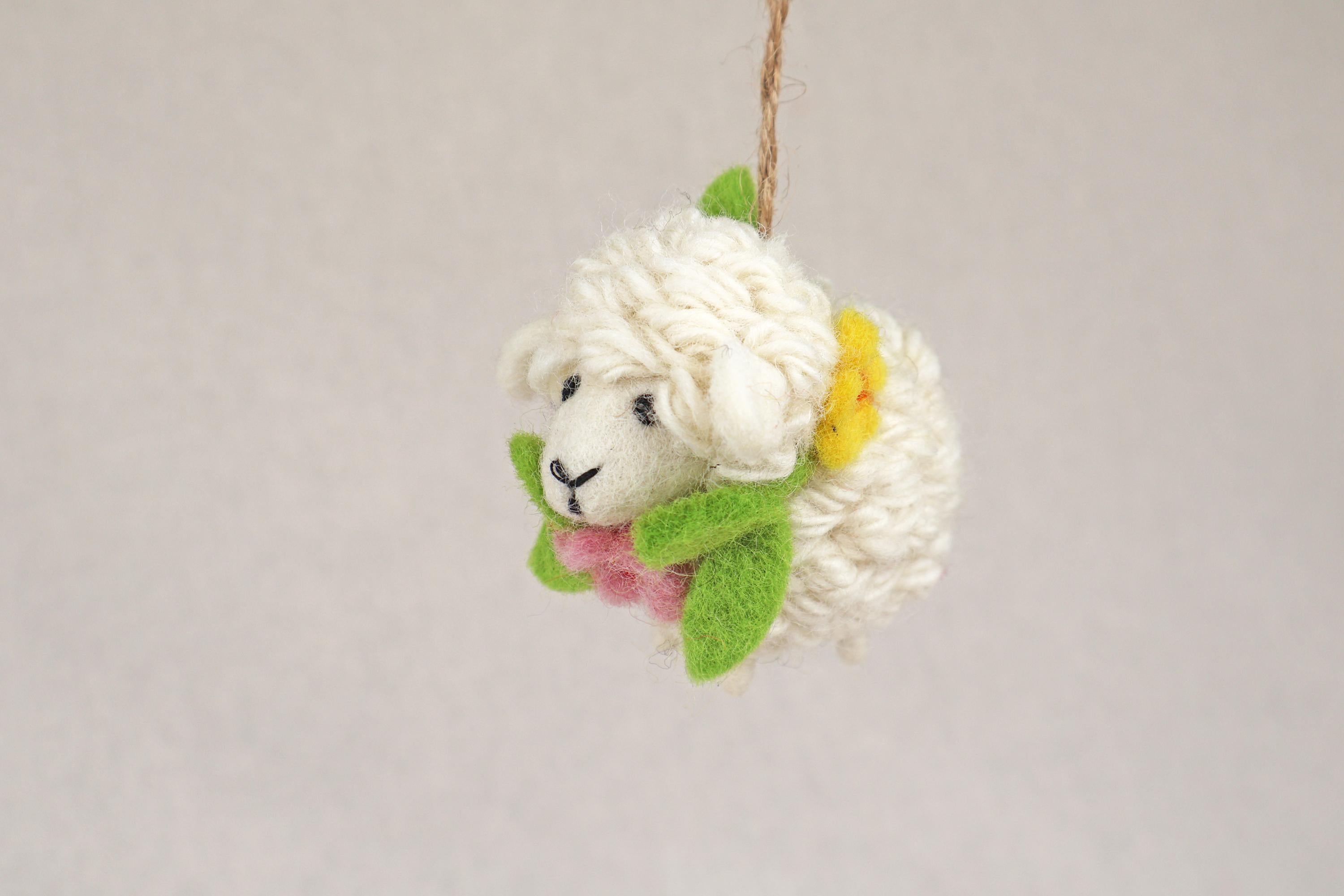 Anhänger Schaf mit Blumenkranz I Frühlingsdeko I Osterdeko I Christbaumschmuck Weihnachtsdeko I Winter Weihnachtsbaum I Weihnachtsschaf