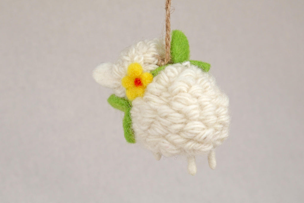 Anhänger Schaf mit Blumenkranz I Frühlingsdeko I Osterdeko I Christbaumschmuck Weihnachtsdeko I Winter Weihnachtsbaum I Weihnachtsschaf