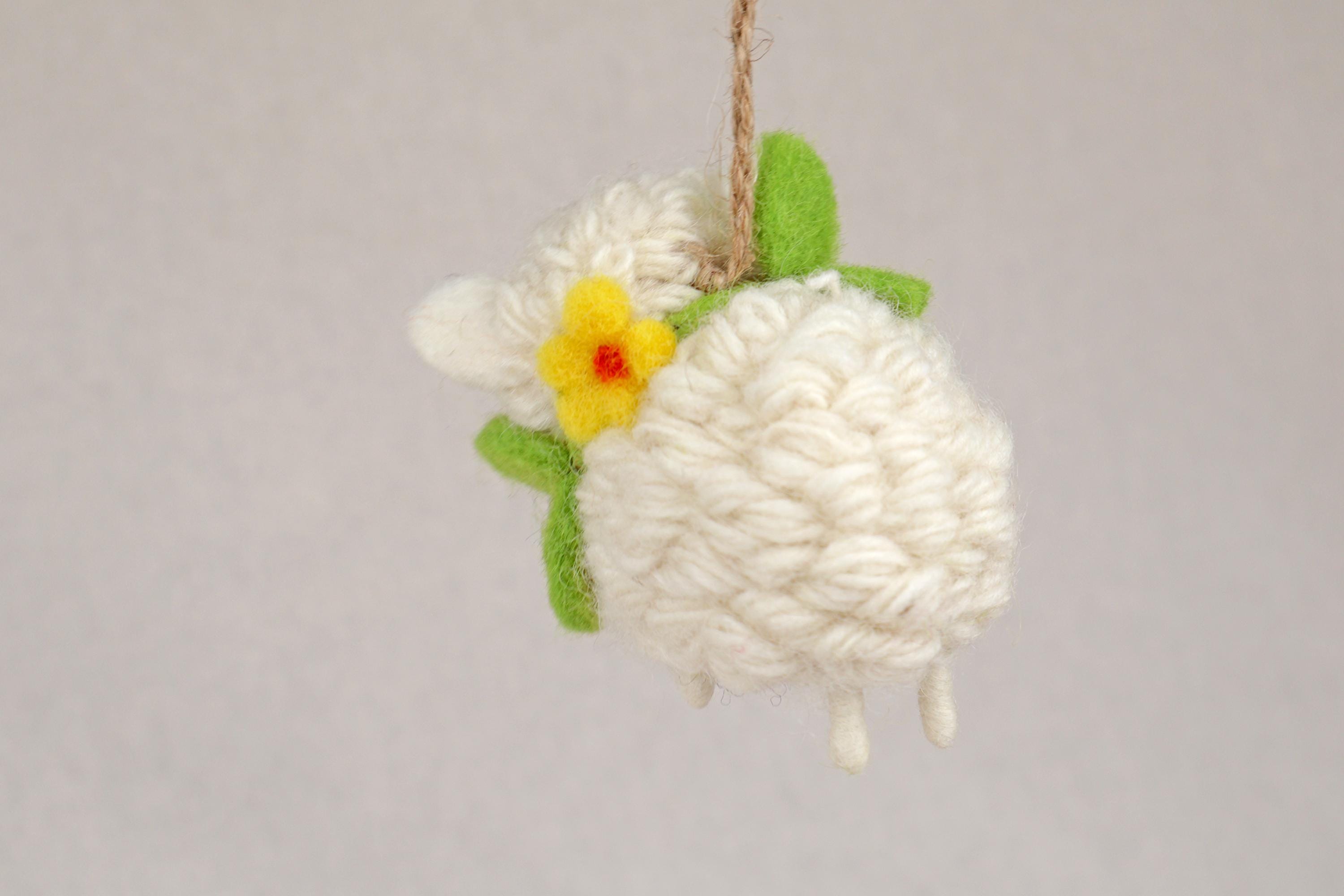 Anhänger Schaf mit Blumenkranz I Frühlingsdeko I Osterdeko I Christbaumschmuck Weihnachtsdeko I Winter Weihnachtsbaum I Weihnachtsschaf
