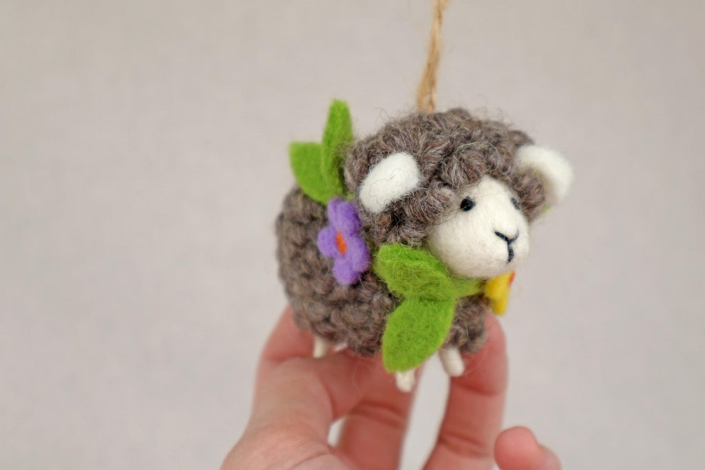 Anhänger Schaf mit Blumenkranz I Frühlingsdeko I Osterdeko I Christbaumschmuck Weihnachtsdeko I Winter Weihnachtsbaum I Weihnachtsschaf