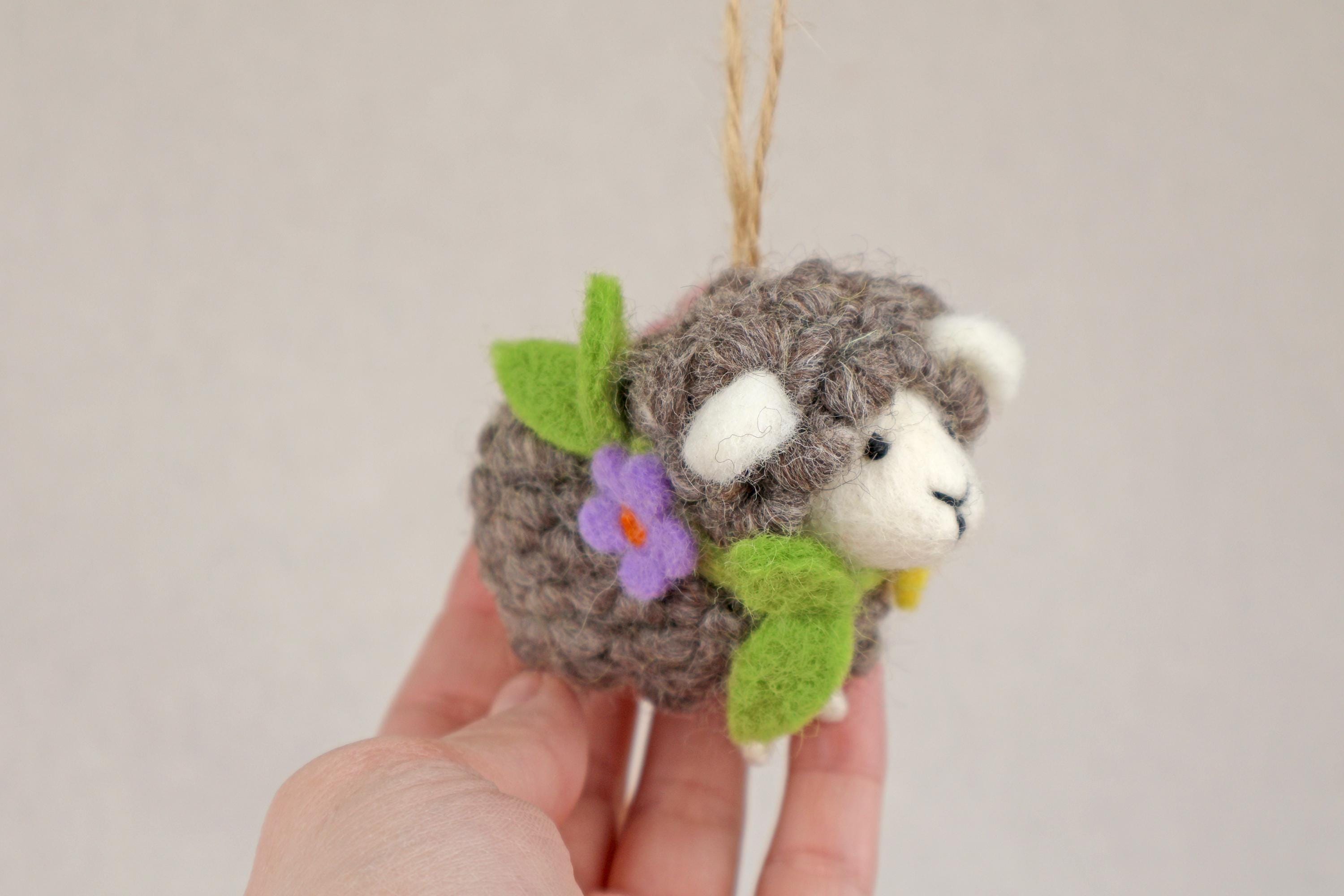 Anhänger Schaf mit Blumenkranz I Frühlingsdeko I Osterdeko I Christbaumschmuck Weihnachtsdeko I Winter Weihnachtsbaum I Weihnachtsschaf