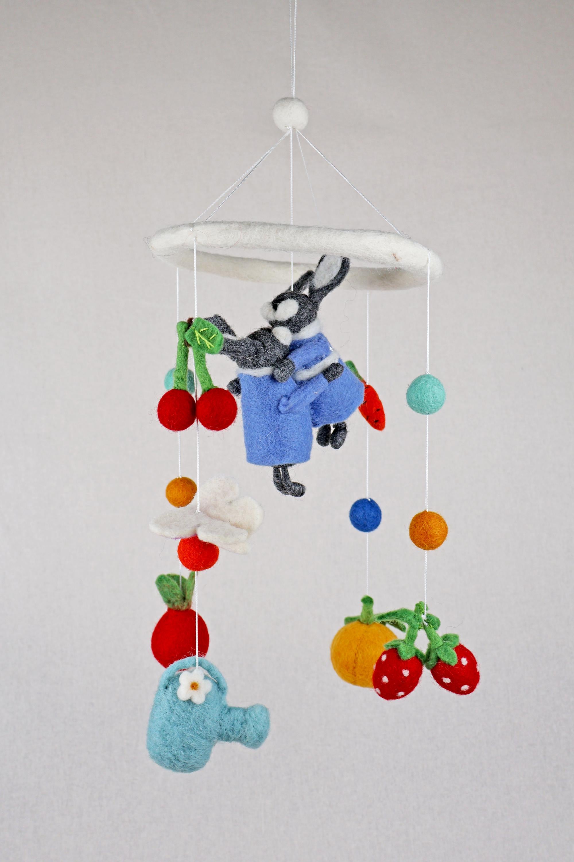 Filz-Mobile Häschen im Gemüsegarten I Mobilé Kinderzimmer I Filzdeko Kinderzimmer I Babyzimmer I Babydekoration I Obstdeko I Gießkanne