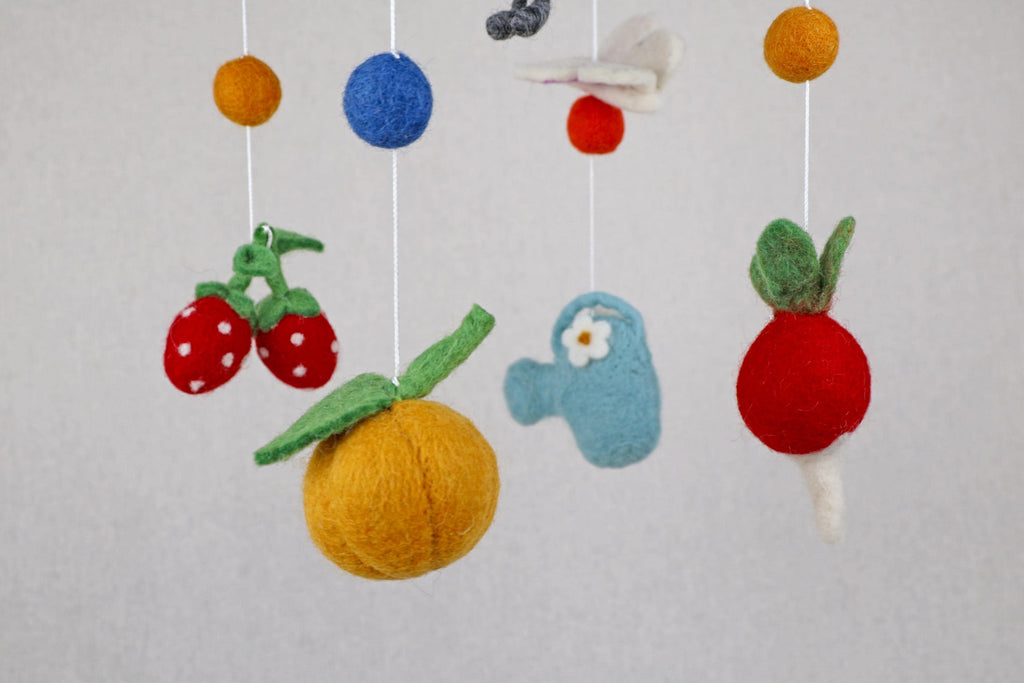 Filz-Mobile Häschen im Gemüsegarten I Mobilé Kinderzimmer I Filzdeko Kinderzimmer I Babyzimmer I Babydekoration I Obstdeko I Gießkanne