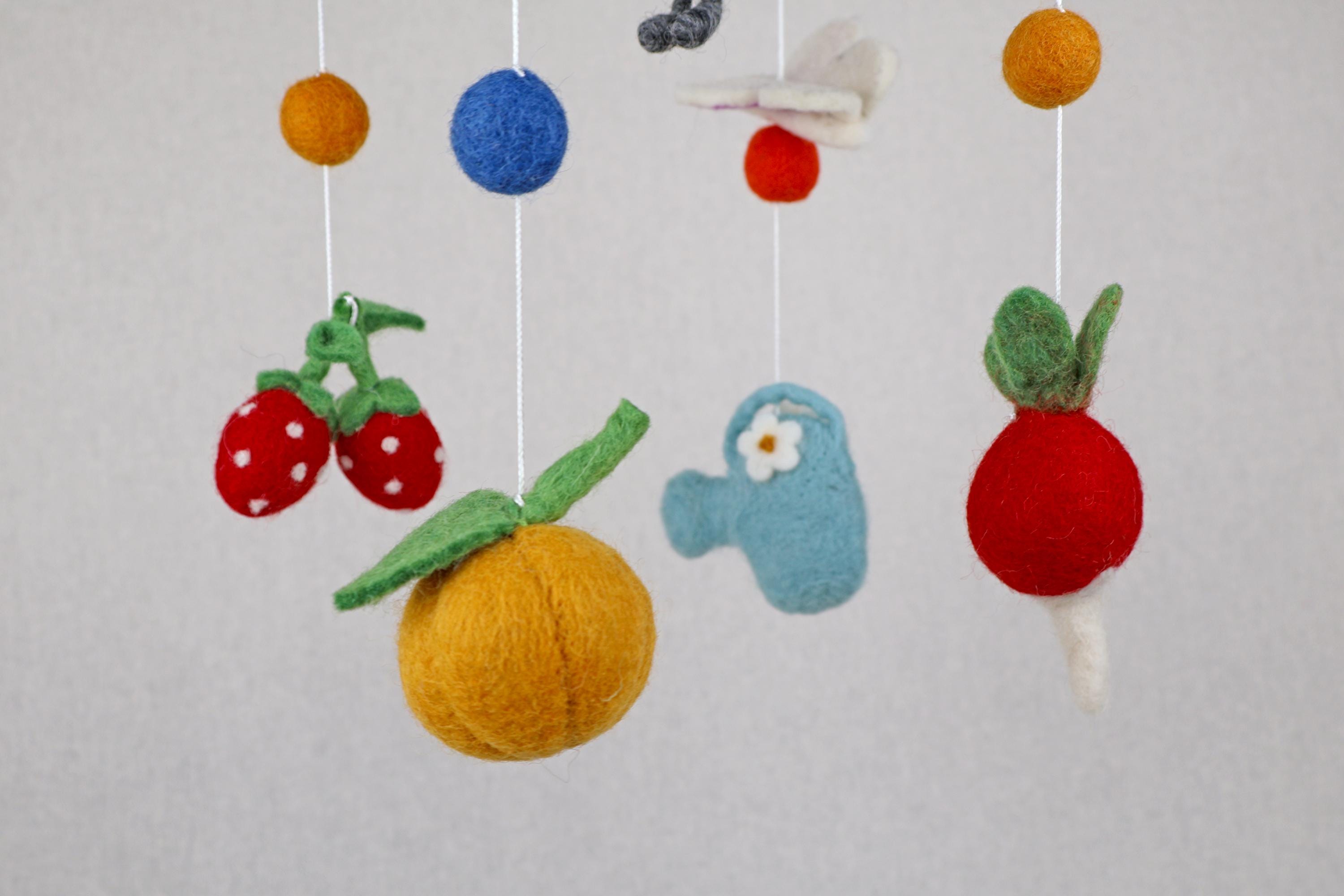 Filz-Mobile Häschen im Gemüsegarten I Mobilé Kinderzimmer I Filzdeko Kinderzimmer I Babyzimmer I Babydekoration I Obstdeko I Gießkanne