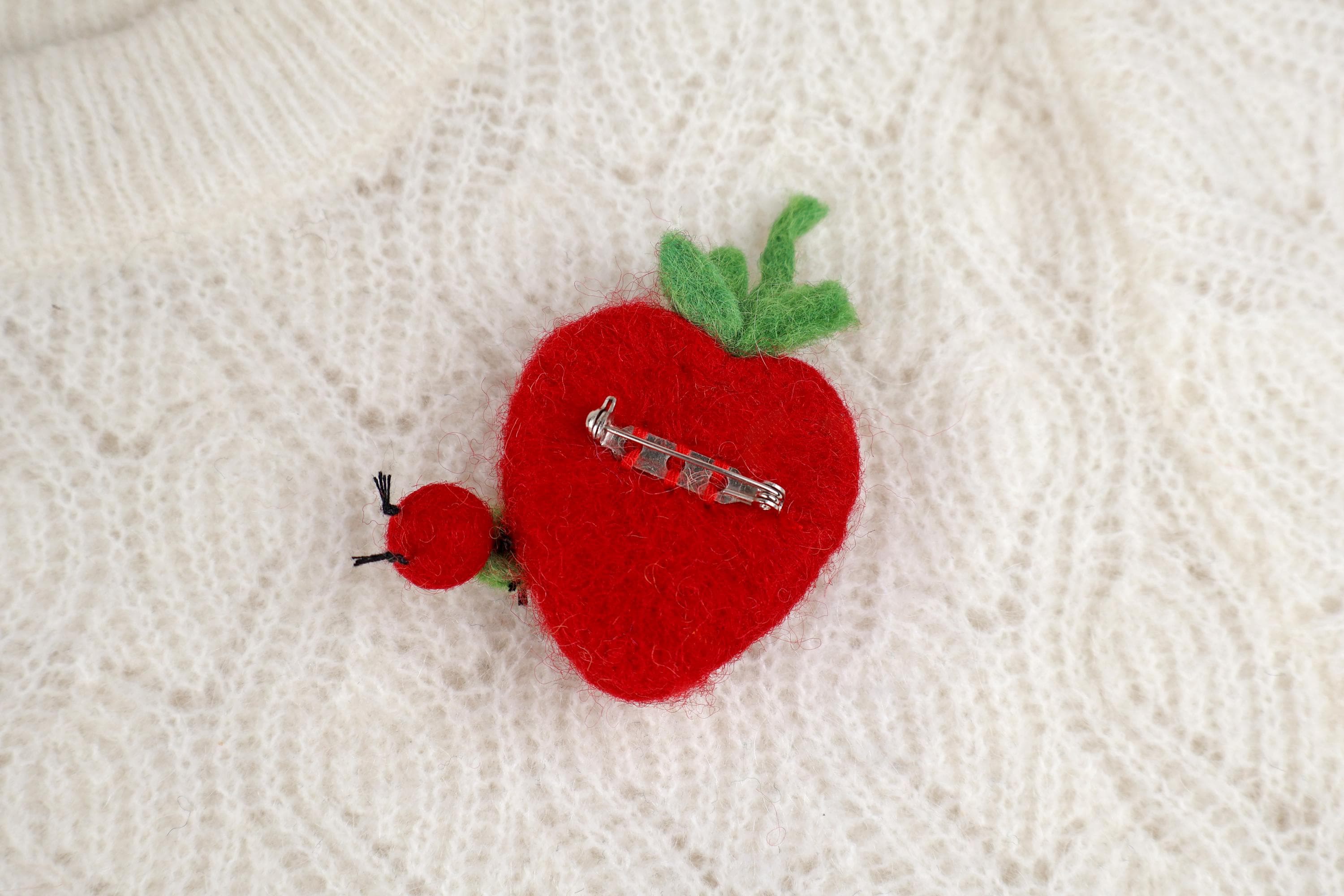 Filz Anstecker Erdbeere mit kleiner Raupe I Kinderbrosche I Bunte Brosche I Filzaccessoire I Geschenkidee I Fruchtiger Schmuck