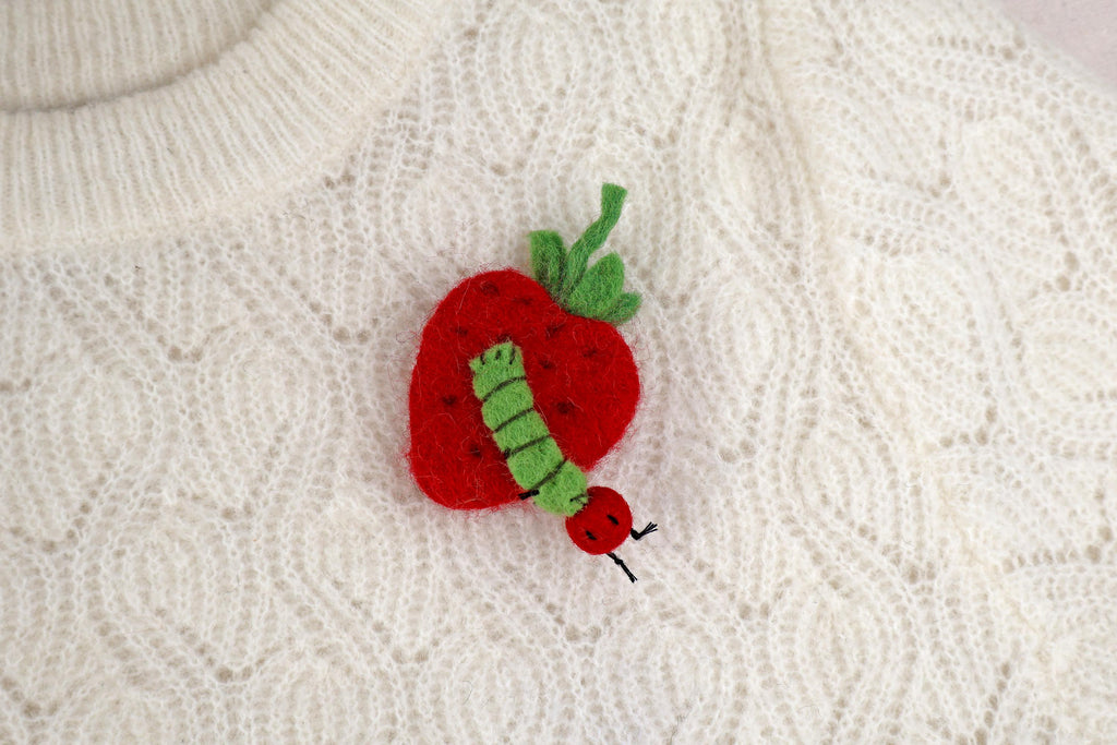 Filz Anstecker Erdbeere mit kleiner Raupe I Kinderbrosche I Bunte Brosche I Filzaccessoire I Geschenkidee I Fruchtiger Schmuck