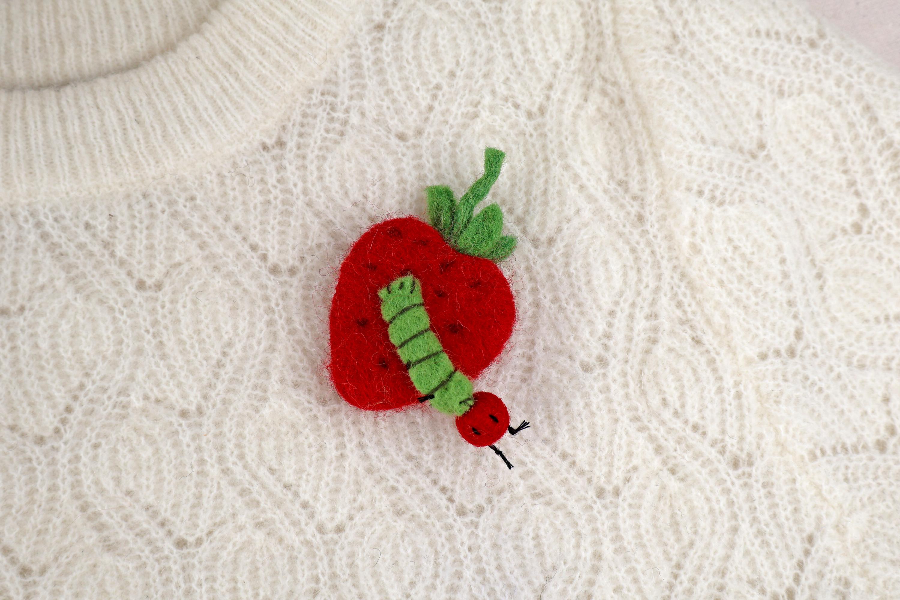 Filz Anstecker Erdbeere mit kleiner Raupe I Kinderbrosche I Bunte Brosche I Filzaccessoire I Geschenkidee I Fruchtiger Schmuck