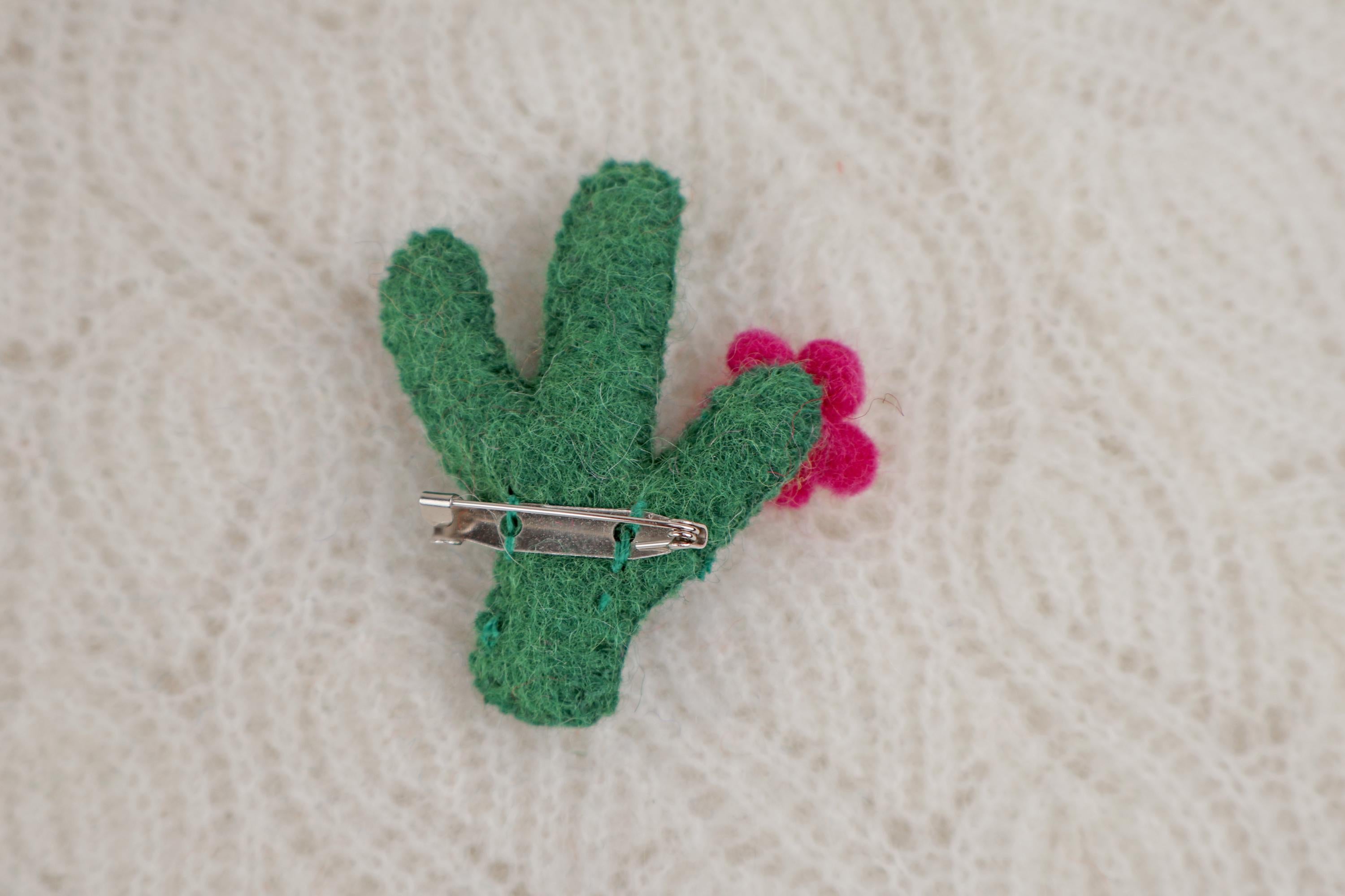 Filz Anstecker Kaktus I Kinderbrosche I Bunte Brosche I Filzaccessoire I Geschenkidee I Kakteen Schmuck I Kaktus mit Blüte