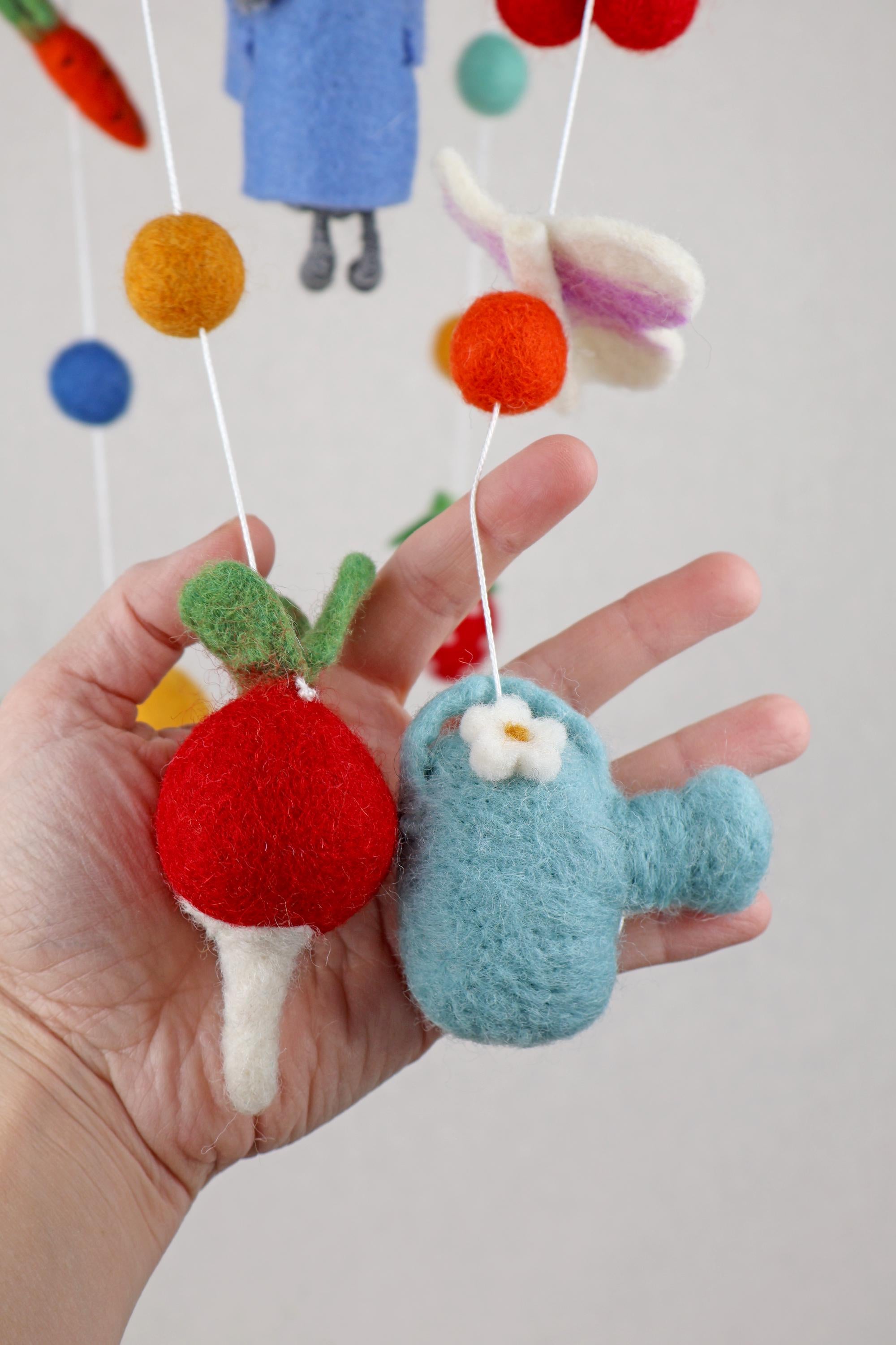 Filz-Mobile Häschen im Gemüsegarten I Mobilé Kinderzimmer I Filzdeko Kinderzimmer I Babyzimmer I Babydekoration I Obstdeko I Gießkanne