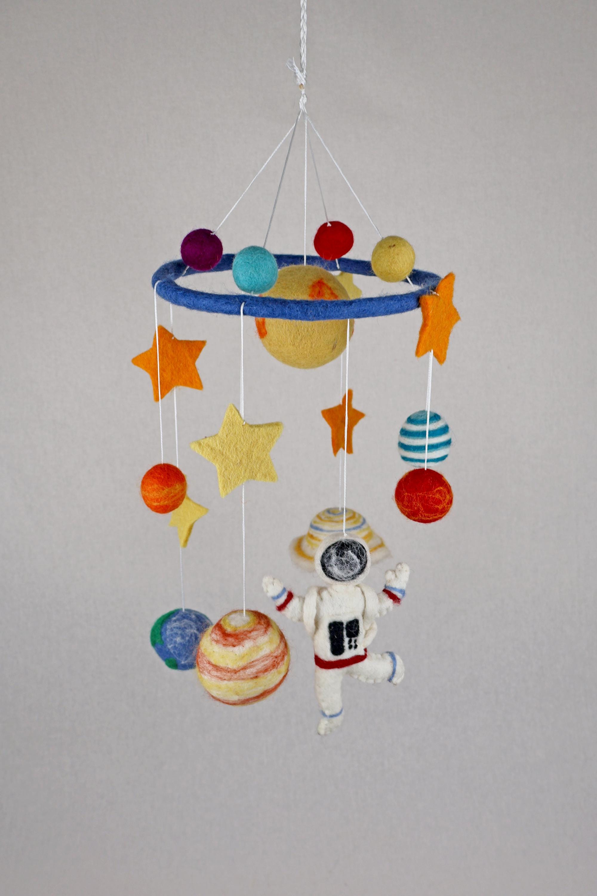 Mobilé kleiner Astronaut I Kinderzimmer I Mobilé Planeten und Astronaut I Sonne I Erde I Saturn I Sterne I Cosmonaut I Babyausstattung