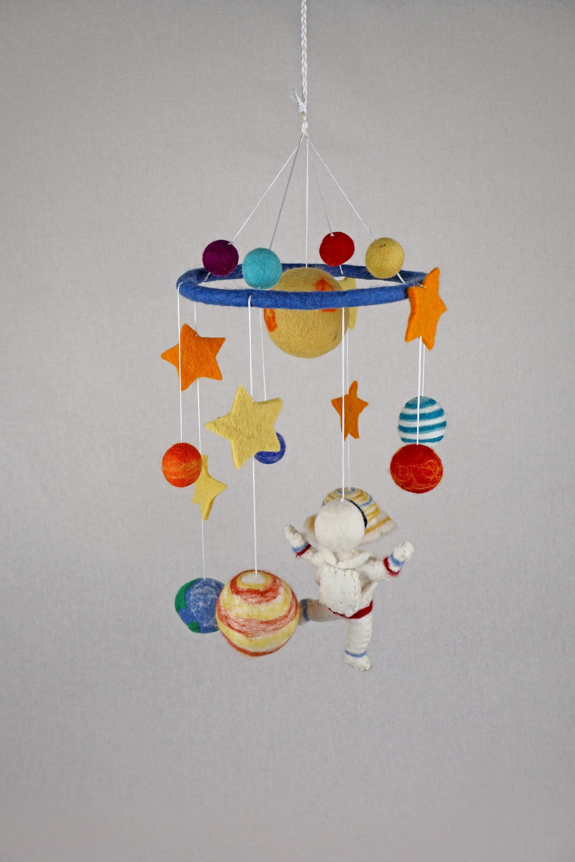Mobilé kleiner Astronaut I Kinderzimmer I Mobilé Planeten und Astronaut I Sonne I Erde I Saturn I Sterne I Cosmonaut I Babyausstattung