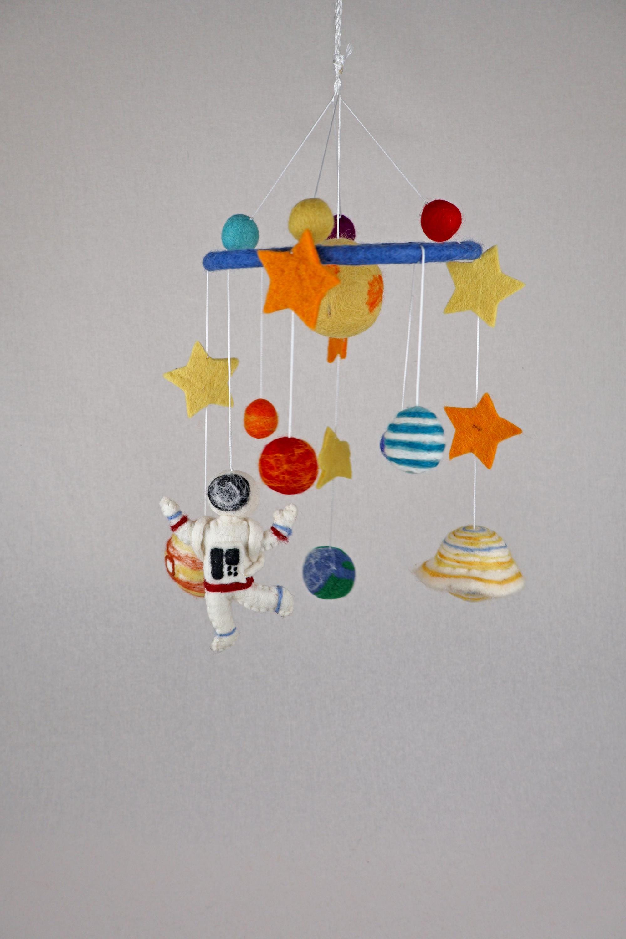 Mobilé kleiner Astronaut I Kinderzimmer I Mobilé Planeten und Astronaut I Sonne I Erde I Saturn I Sterne I Cosmonaut I Babyausstattung