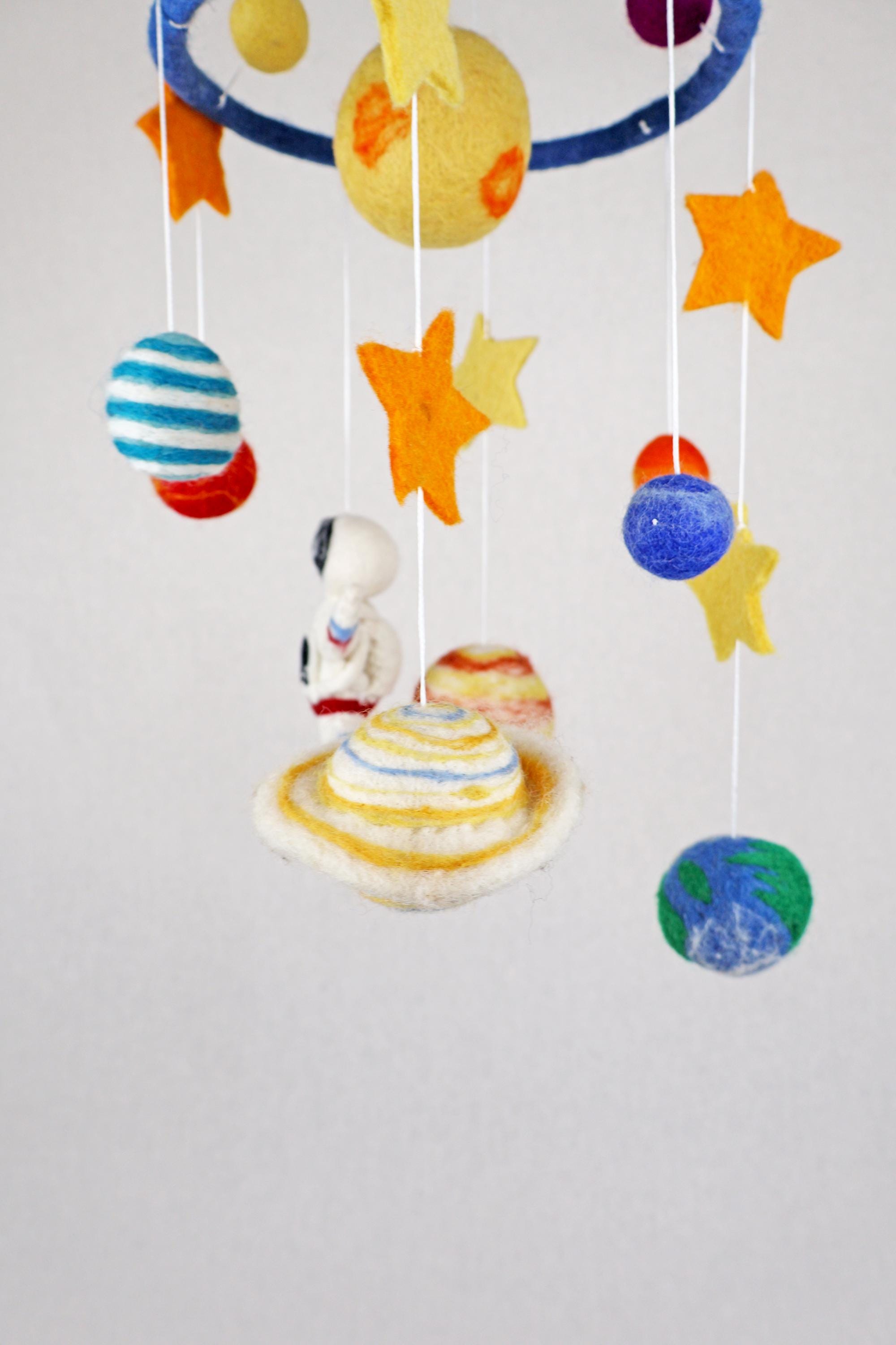 Mobilé kleiner Astronaut I Kinderzimmer I Mobilé Planeten und Astronaut I Sonne I Erde I Saturn I Sterne I Cosmonaut I Babyausstattung
