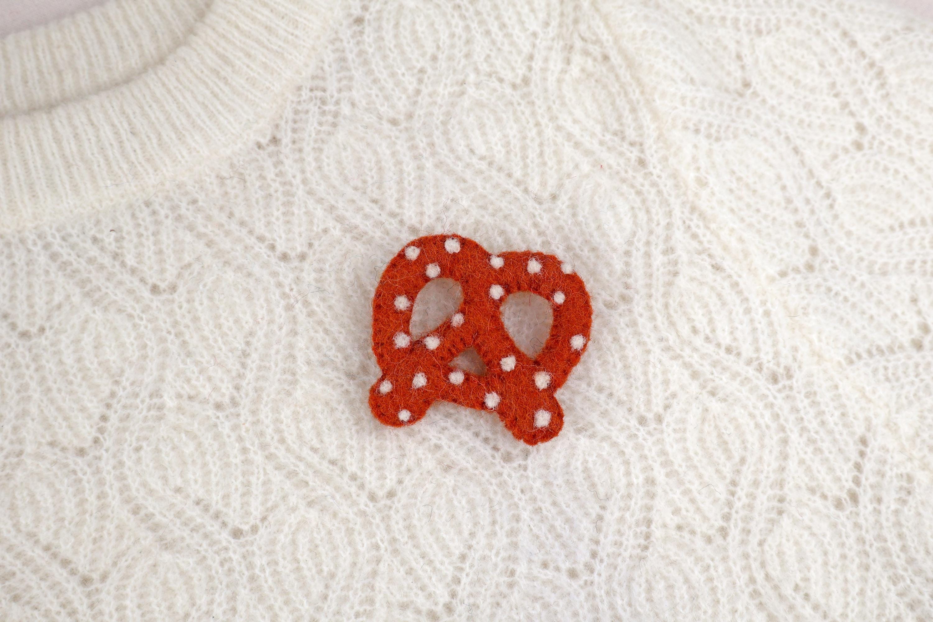 Filz Anstecker Breze I Brosche Brezel I Trachtenschmuck I Accessoire Dirndl I Filzaccessoire I Trachtenjacke I Janker