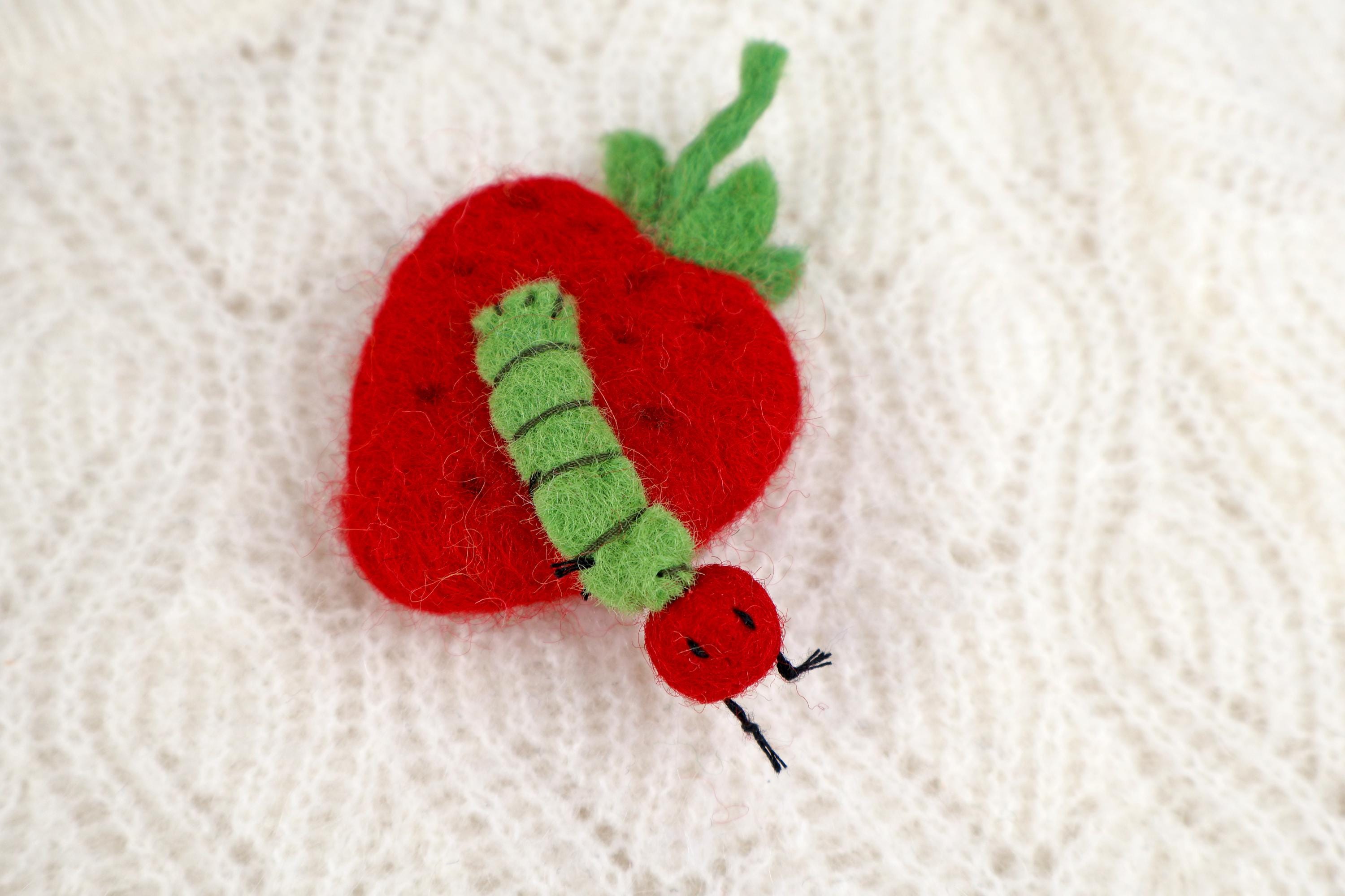 Filz Anstecker Erdbeere mit kleiner Raupe I Kinderbrosche I Bunte Brosche I Filzaccessoire I Geschenkidee I Fruchtiger Schmuck