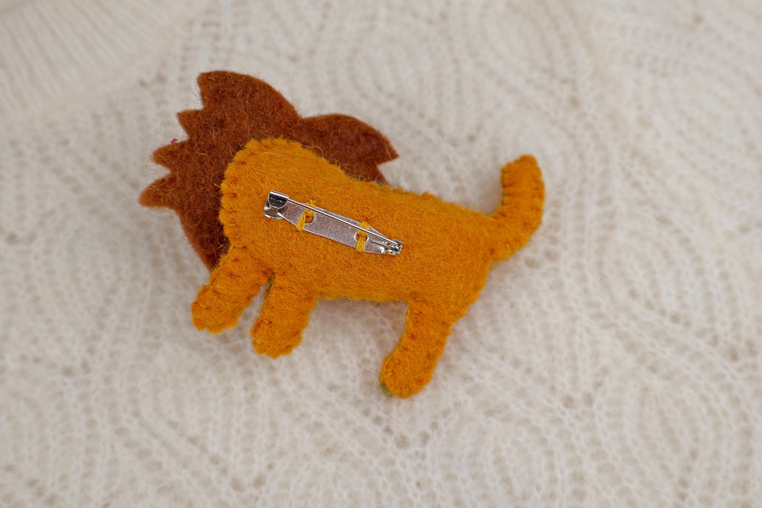 Filz Anstecker Brosche Löwe Lion