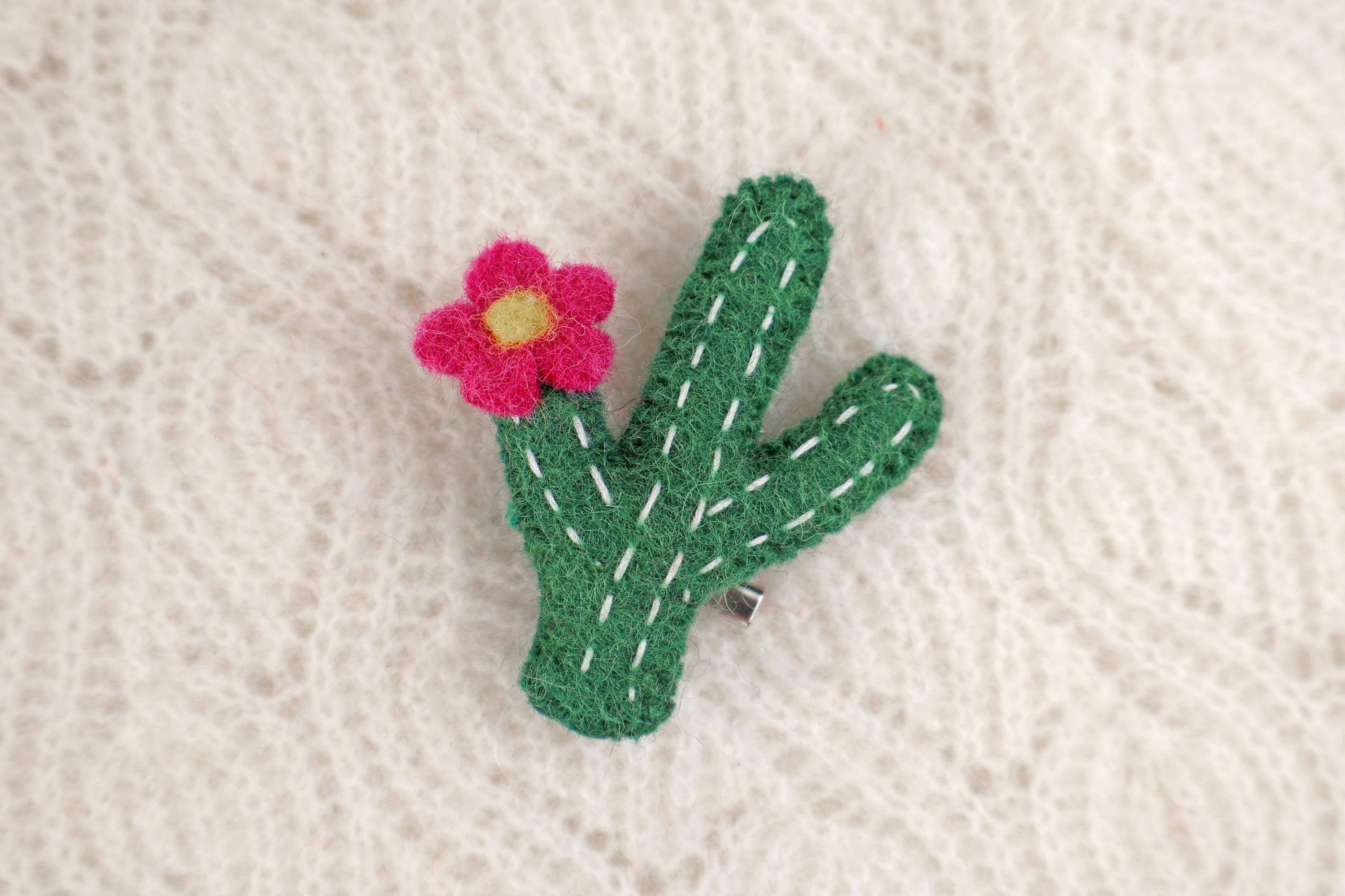 Filz Anstecker Kaktus I Kinderbrosche I Bunte Brosche I Filzaccessoire I Geschenkidee I Kakteen Schmuck I Kaktus mit Blüte