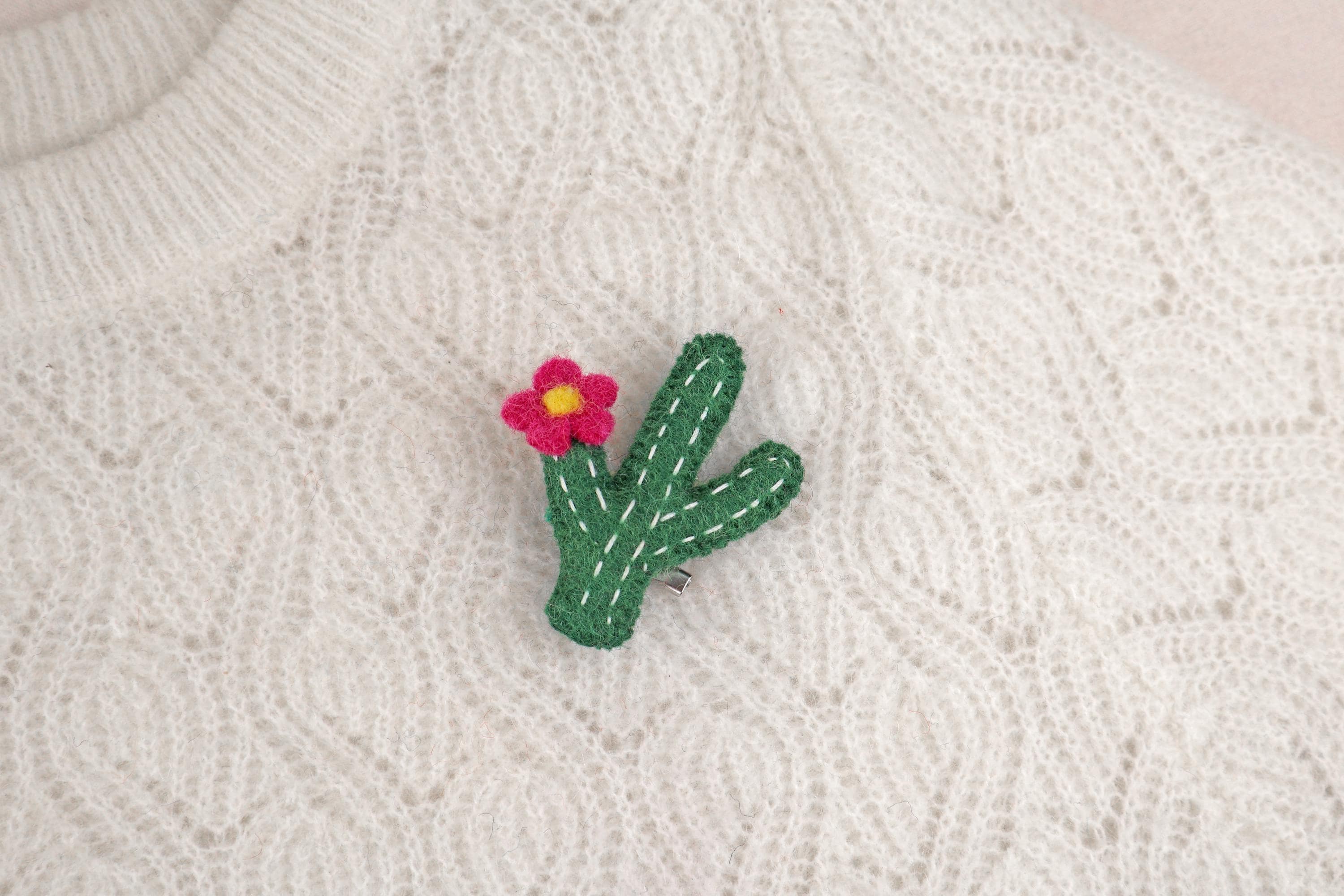 Filz Anstecker Kaktus I Kinderbrosche I Bunte Brosche I Filzaccessoire I Geschenkidee I Kakteen Schmuck I Kaktus mit Blüte