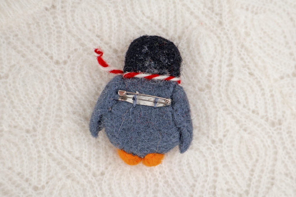 Filz Anstecker Pinguin I Kinderbrosche I Pinguinbrosche I kleiner Pinguin mit Schal I Filzaccessoire