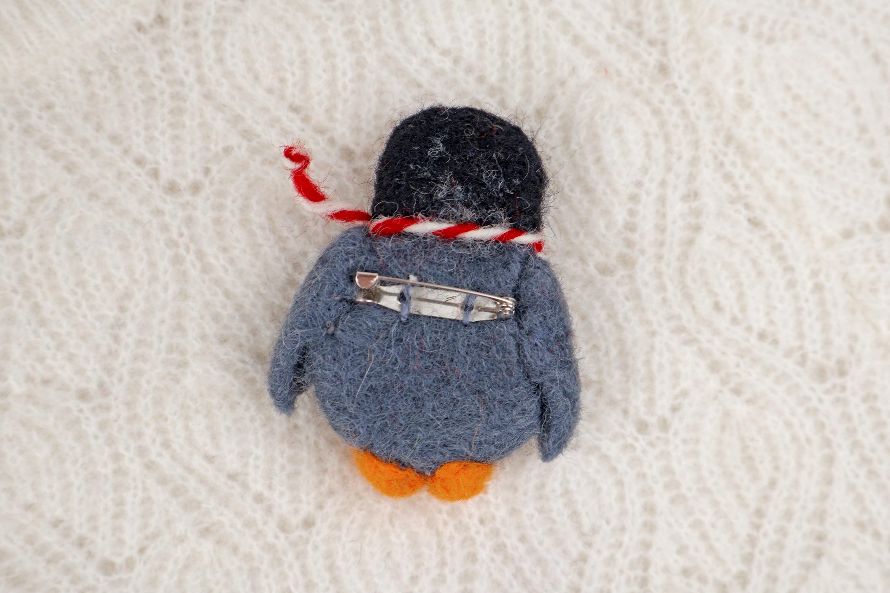 Filz Anstecker Pinguin I Kinderbrosche I Pinguinbrosche I kleiner Pinguin mit Schal I Filzaccessoire