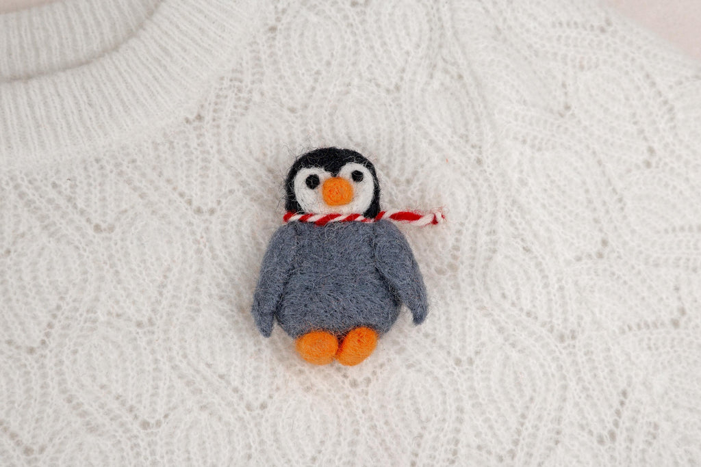 Filz Anstecker Pinguin I Kinderbrosche I Pinguinbrosche I kleiner Pinguin mit Schal I Filzaccessoire