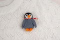 Filz Anstecker Pinguin I Kinderbrosche I Pinguinbrosche I kleiner Pinguin mit Schal I Filzaccessoire