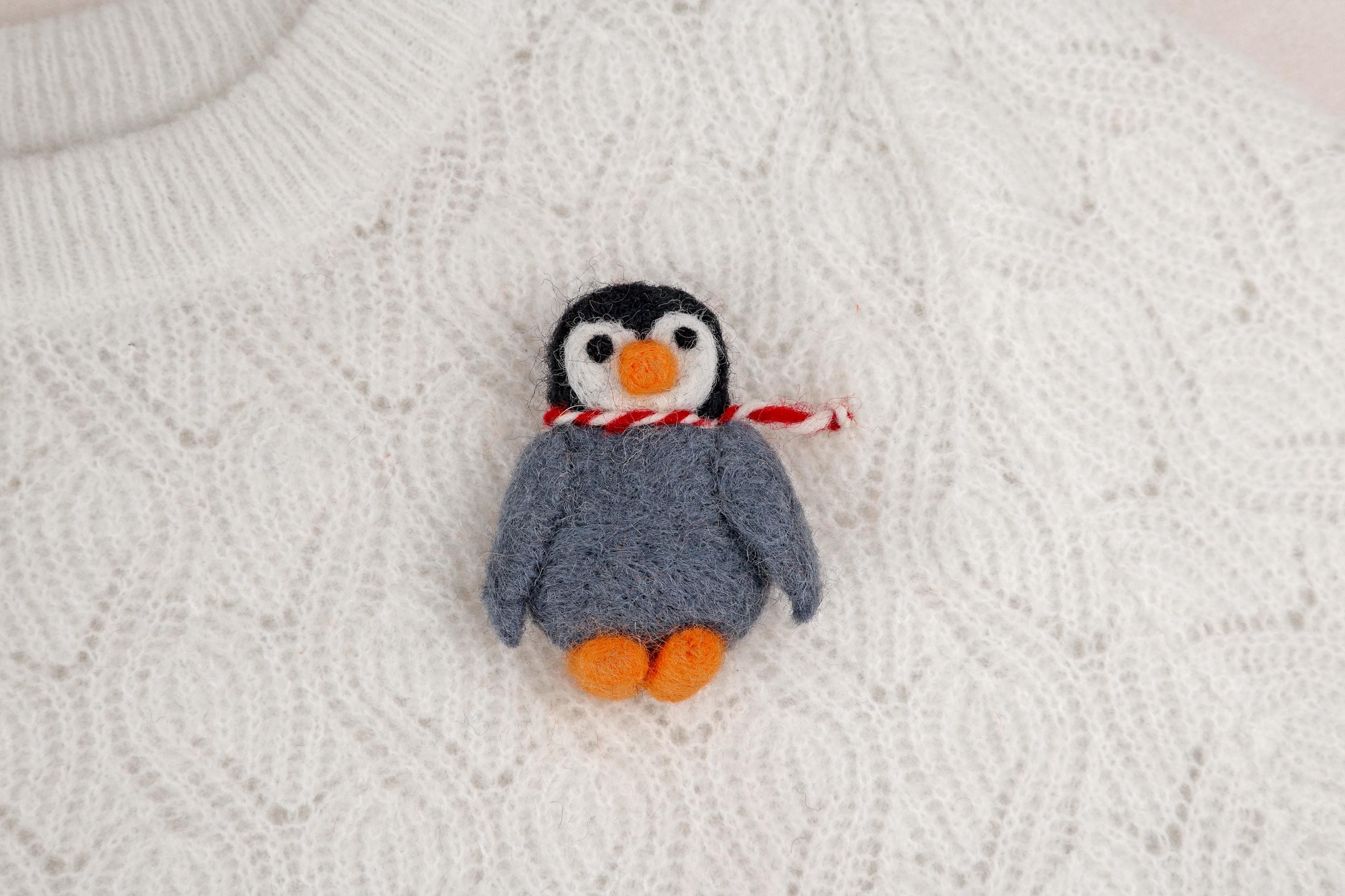 Filz Anstecker Pinguin I Kinderbrosche I Pinguinbrosche I kleiner Pinguin mit Schal I Filzaccessoire