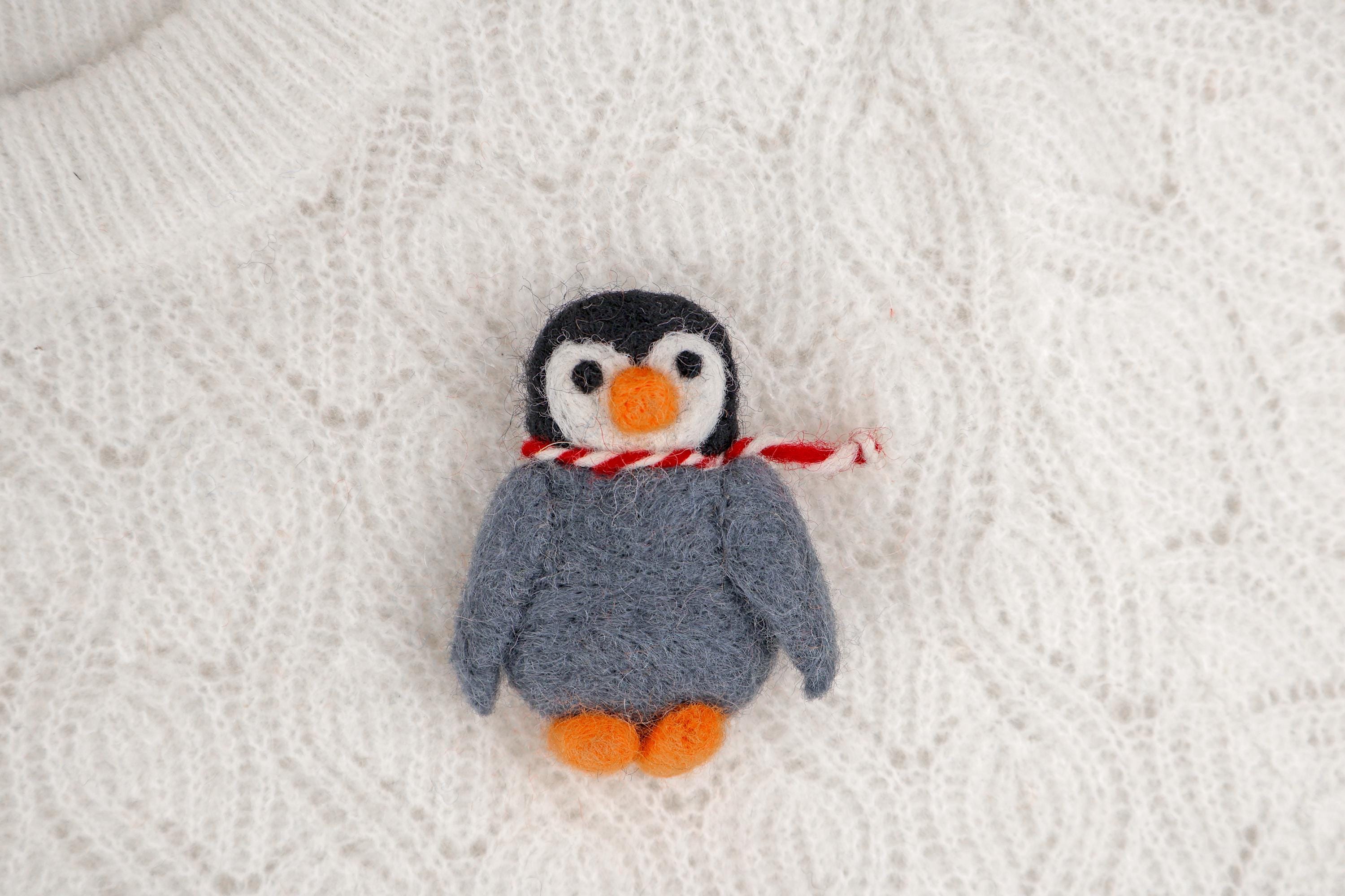 Filz Anstecker Pinguin I Kinderbrosche I Pinguinbrosche I kleiner Pinguin mit Schal I Filzaccessoire