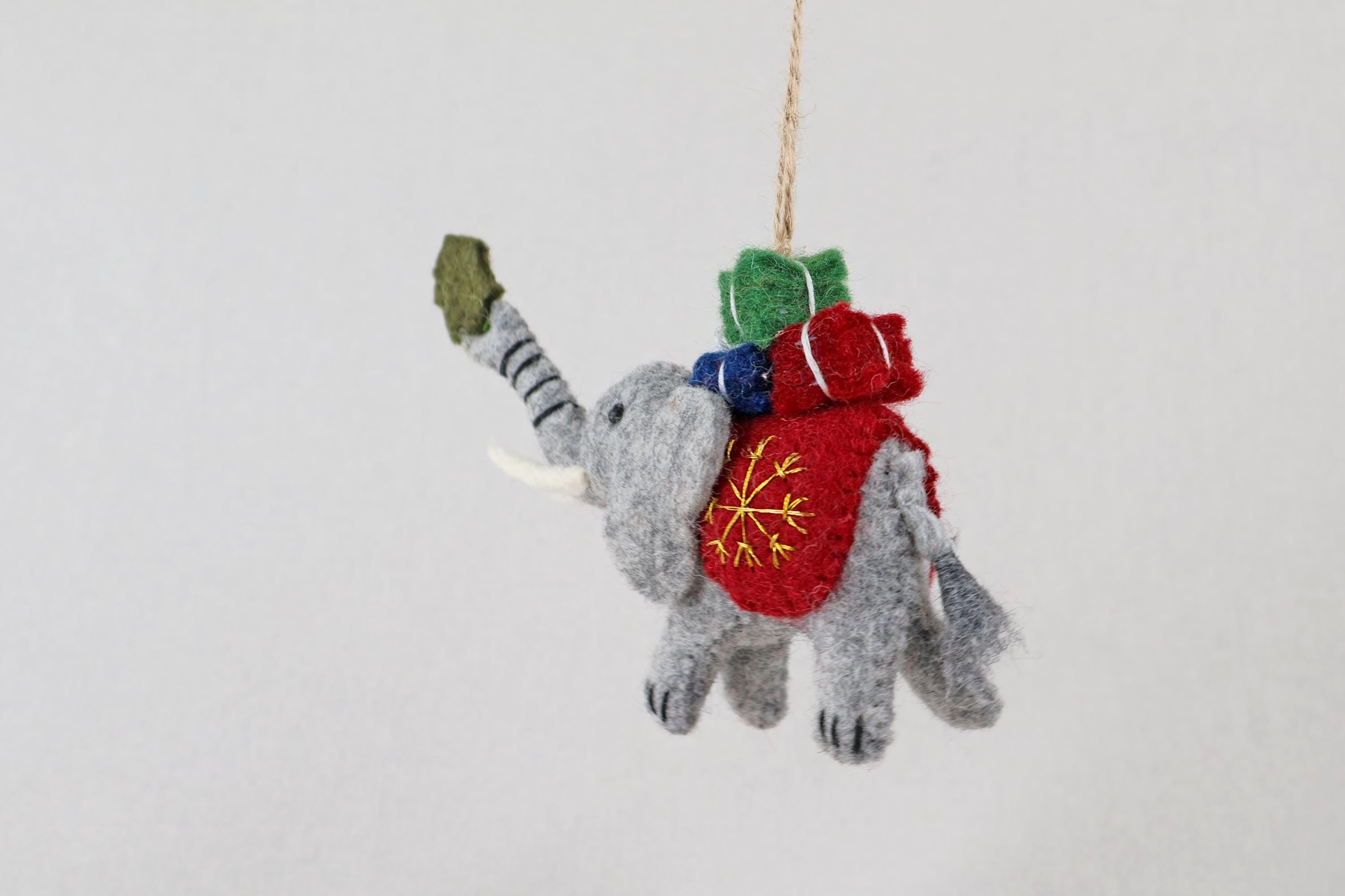 Anhänger Elefant mit Weihnachtsbaum I Deko aus Filz I Winter I Weihnachtsbaum I Weihnachtselefant I Anhänger aus Filz I Wildtiere