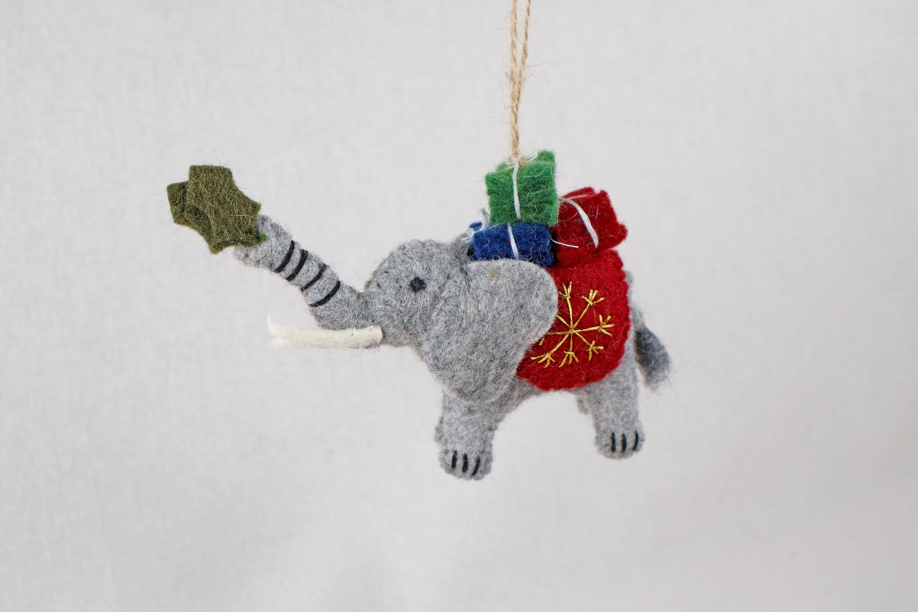 Anhänger Elefant mit Weihnachtsbaum I Deko aus Filz I Winter I Weihnachtsbaum I Weihnachtselefant I Anhänger aus Filz I Wildtiere