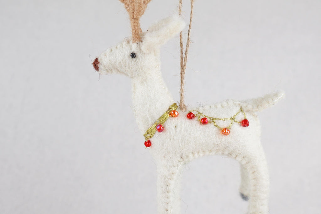 Edler Filz-Hirsch mit Perlen & Golddraht – handgefertigter Christbaumschmuck aus Nepal | Fair Trade | Nachhaltige Weihnachtsdeko mit Stil