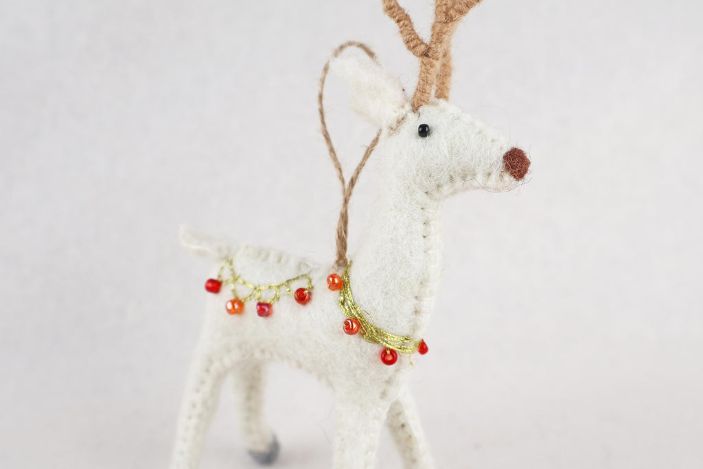 Edler Filz-Hirsch mit Perlen & Golddraht – handgefertigter Christbaumschmuck aus Nepal | Fair Trade | Nachhaltige Weihnachtsdeko mit Stil