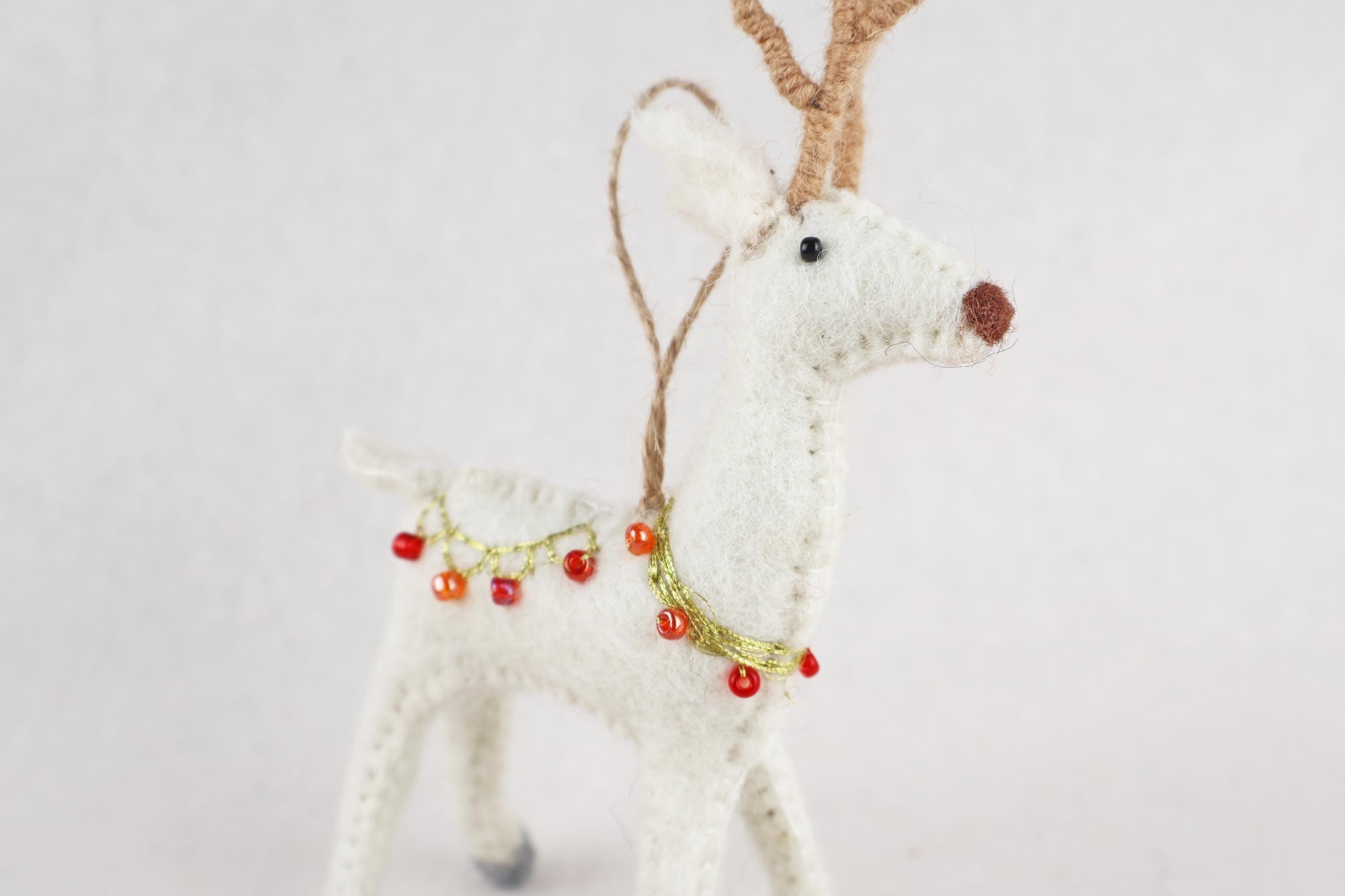 Edler Filz-Hirsch mit Perlen & Golddraht – handgefertigter Christbaumschmuck aus Nepal | Fair Trade | Nachhaltige Weihnachtsdeko mit Stil