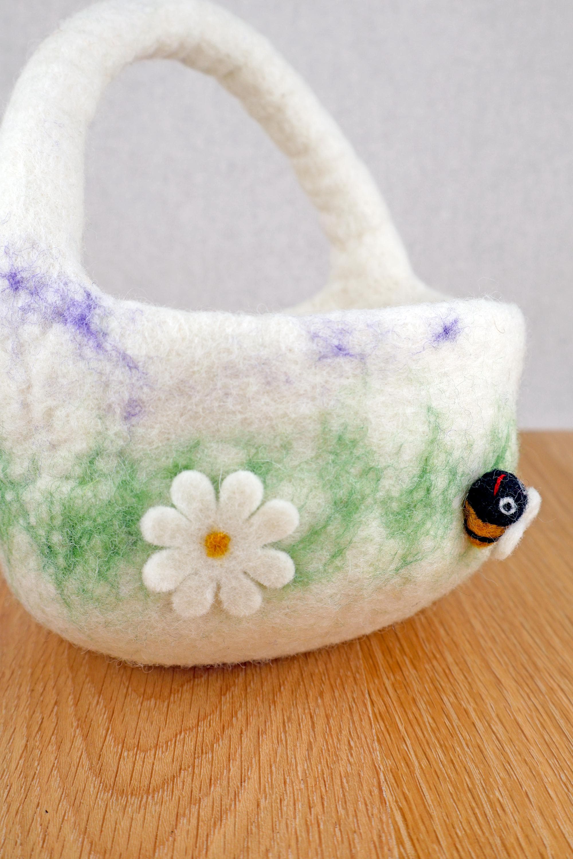 Handgefilztes Filzkörbchen mit Biene & Blume – vielseitiger Aufbewahrungskorb aus Schurwolle I Kinderzimmer Aufbewahrung I Sortieren