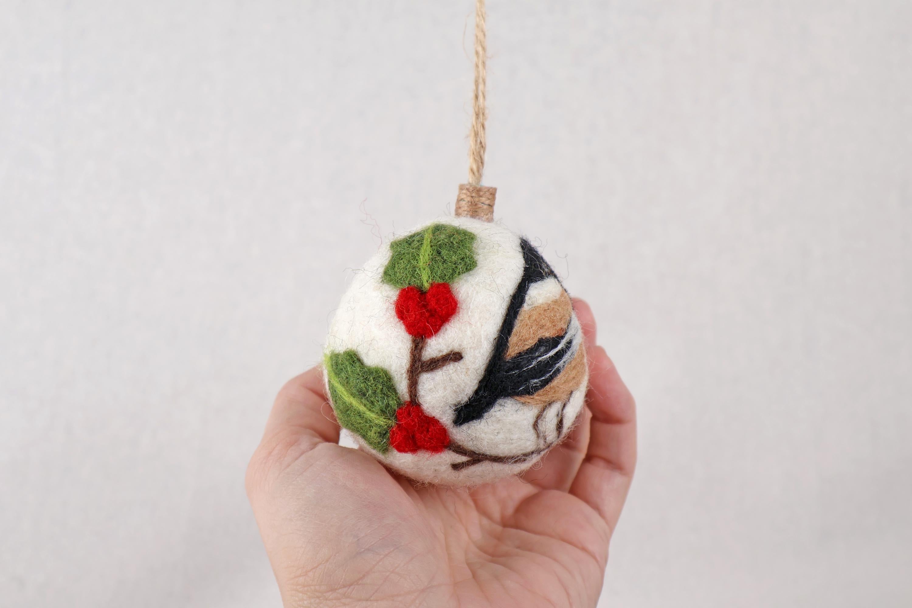 Weihnachtskugel Filz handgemacht I Weihnachtsdeko I Anhänger I Tannenmeise Deko I Weihnachtsschmuck I Christbaumkugel Stechpalme Kugel Filz
