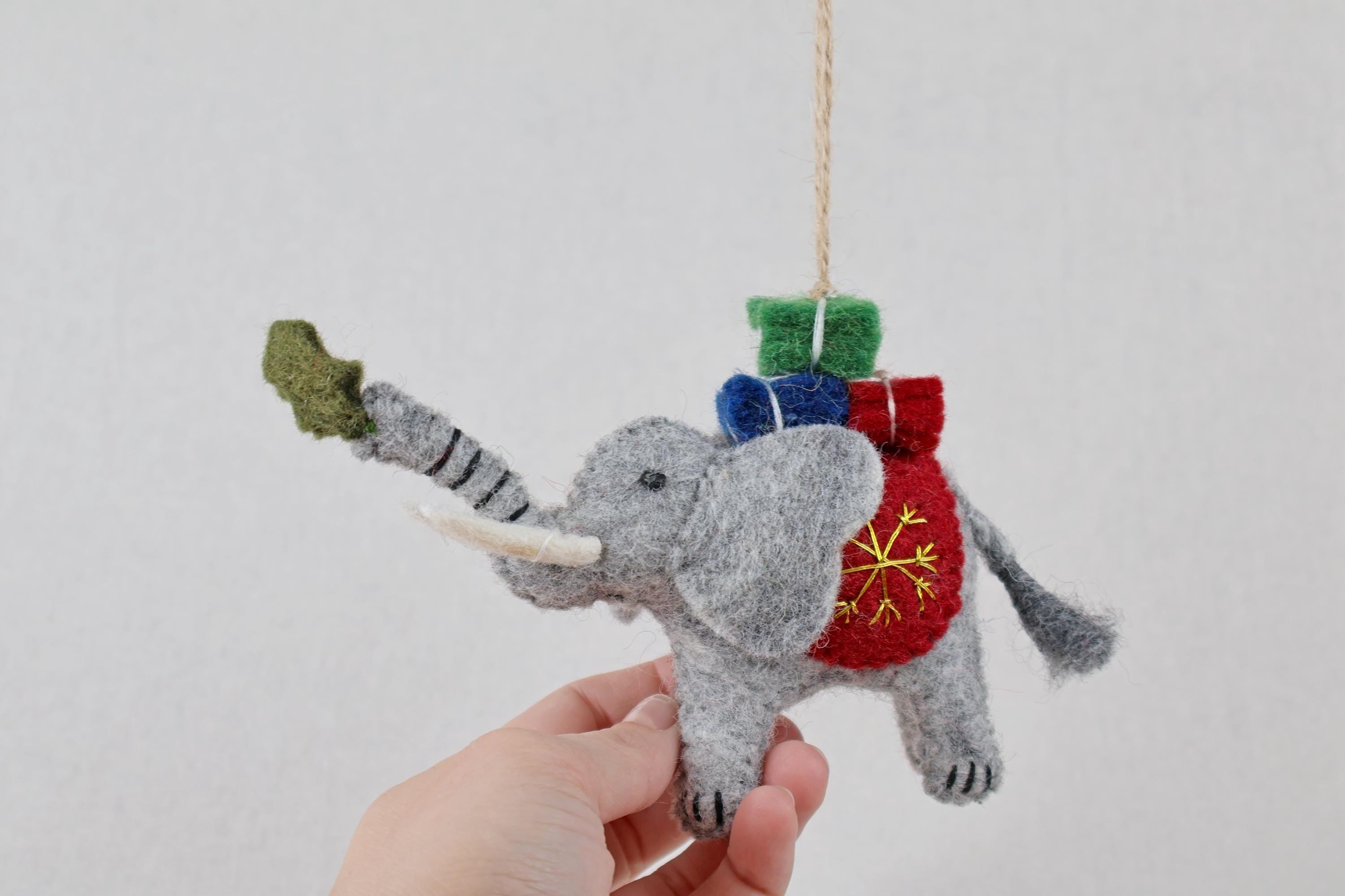 Anhänger Elefant mit Weihnachtsbaum I Deko aus Filz I Winter I Weihnachtsbaum I Weihnachtselefant I Anhänger aus Filz I Wildtiere