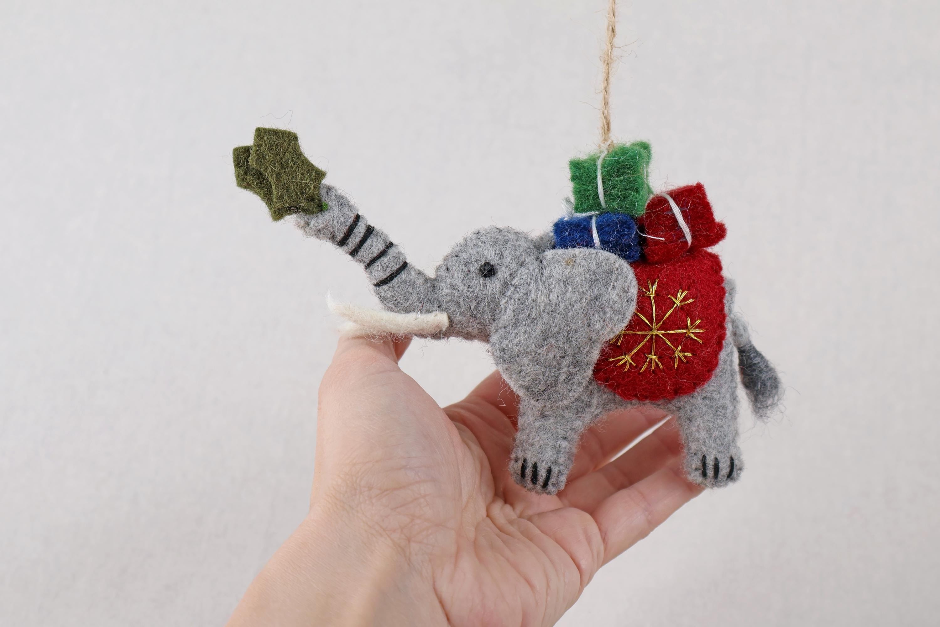 Anhänger Elefant mit Weihnachtsbaum I Deko aus Filz I Winter I Weihnachtsbaum I Weihnachtselefant I Anhänger aus Filz I Wildtiere