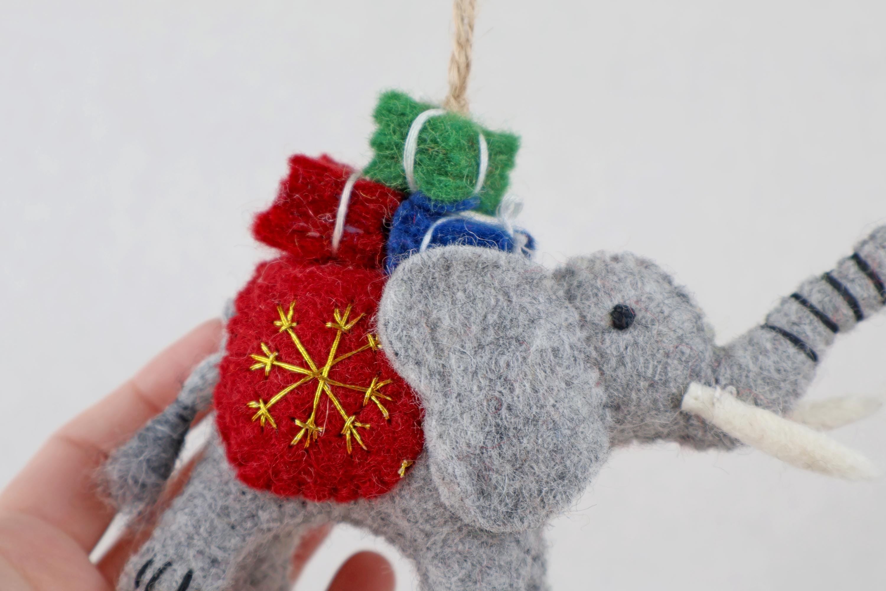Anhänger Elefant mit Weihnachtsbaum I Deko aus Filz I Winter I Weihnachtsbaum I Weihnachtselefant I Anhänger aus Filz I Wildtiere